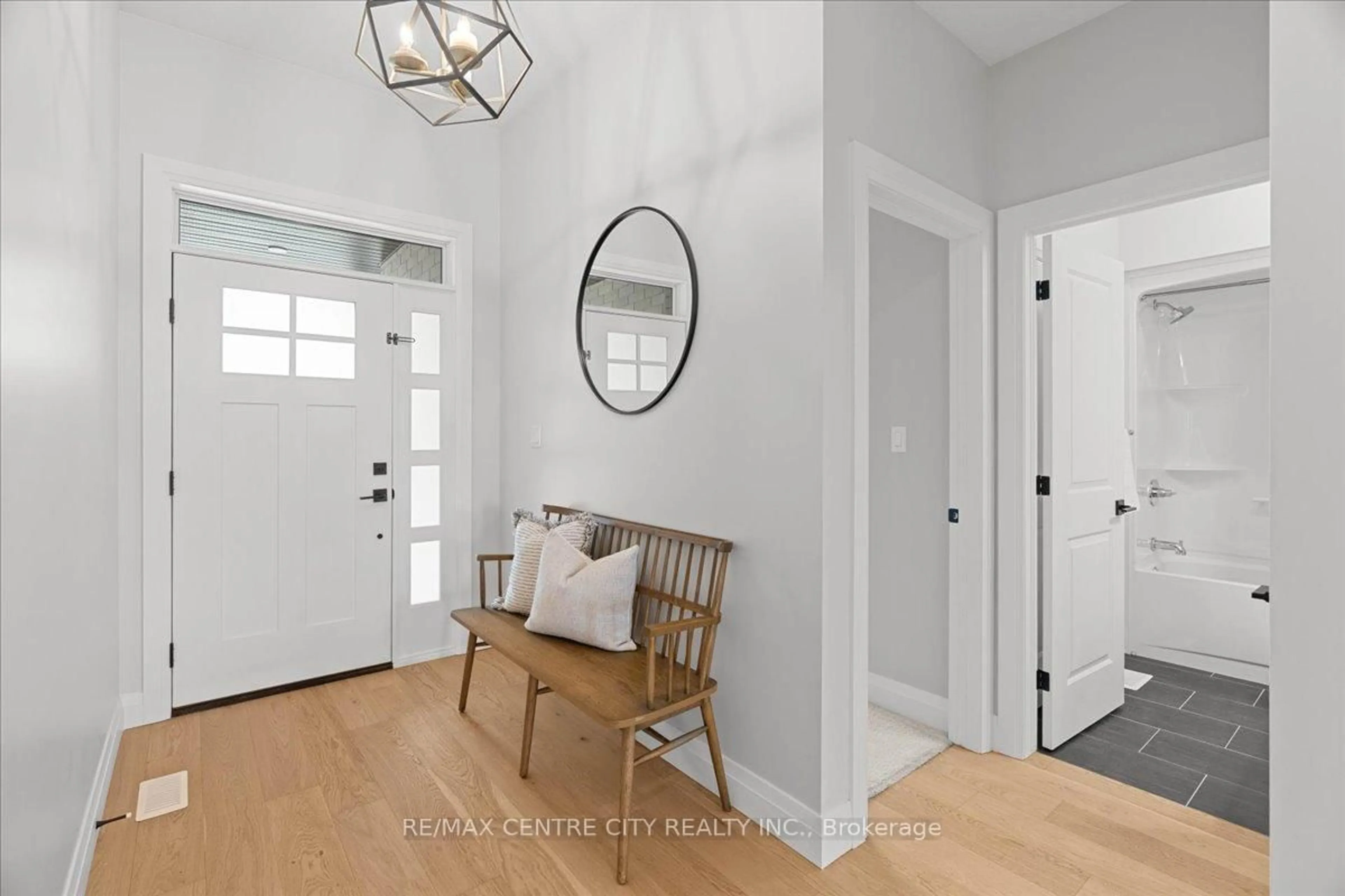 Indoor entryway for 6 Elwood St, Strathroy-Caradoc Ontario N7G 0G5