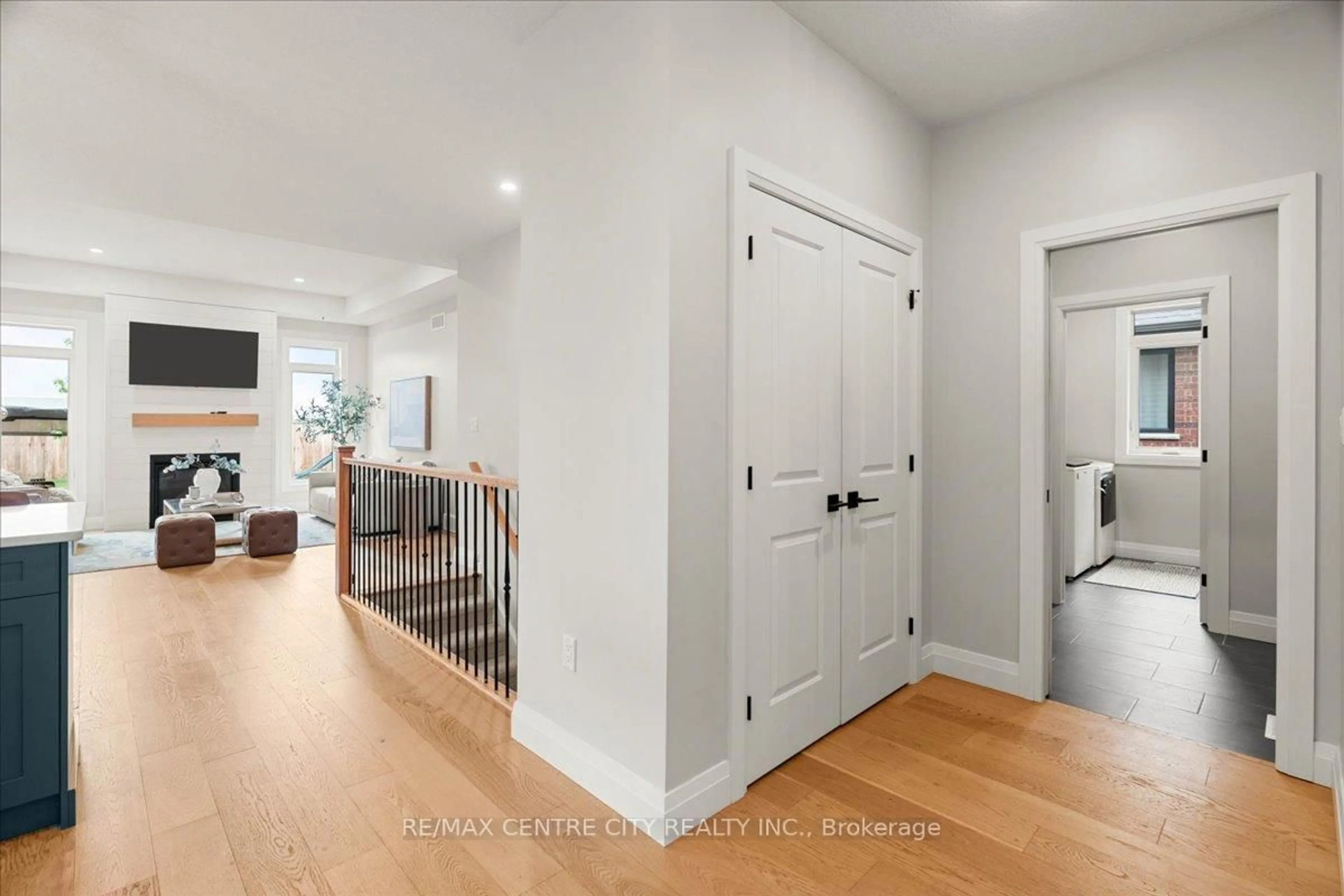 Indoor entryway for 6 Elwood St, Strathroy-Caradoc Ontario N7G 0G5