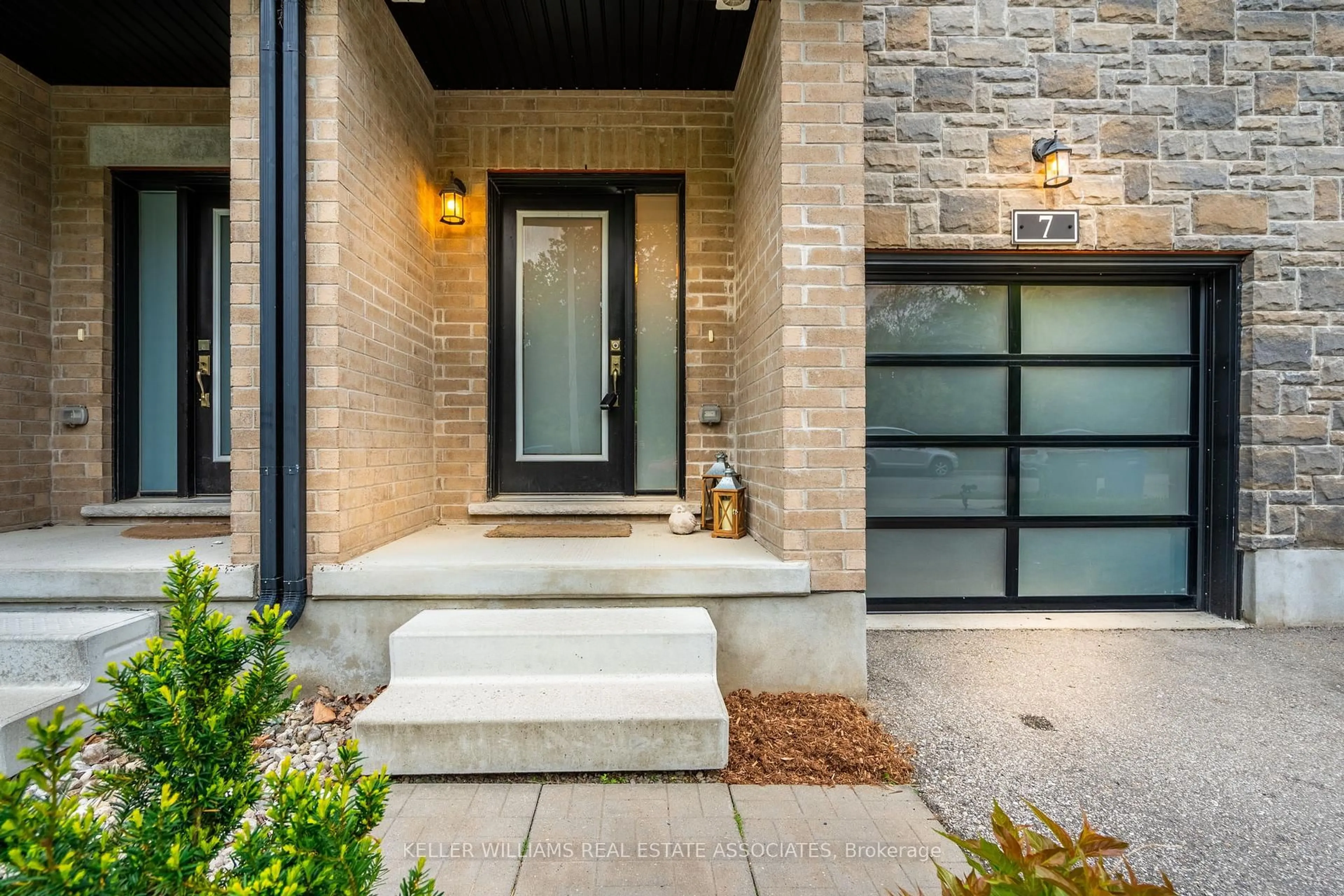 Indoor entryway for 10 Vaughan St #7, Guelph Ontario N1L 1C9