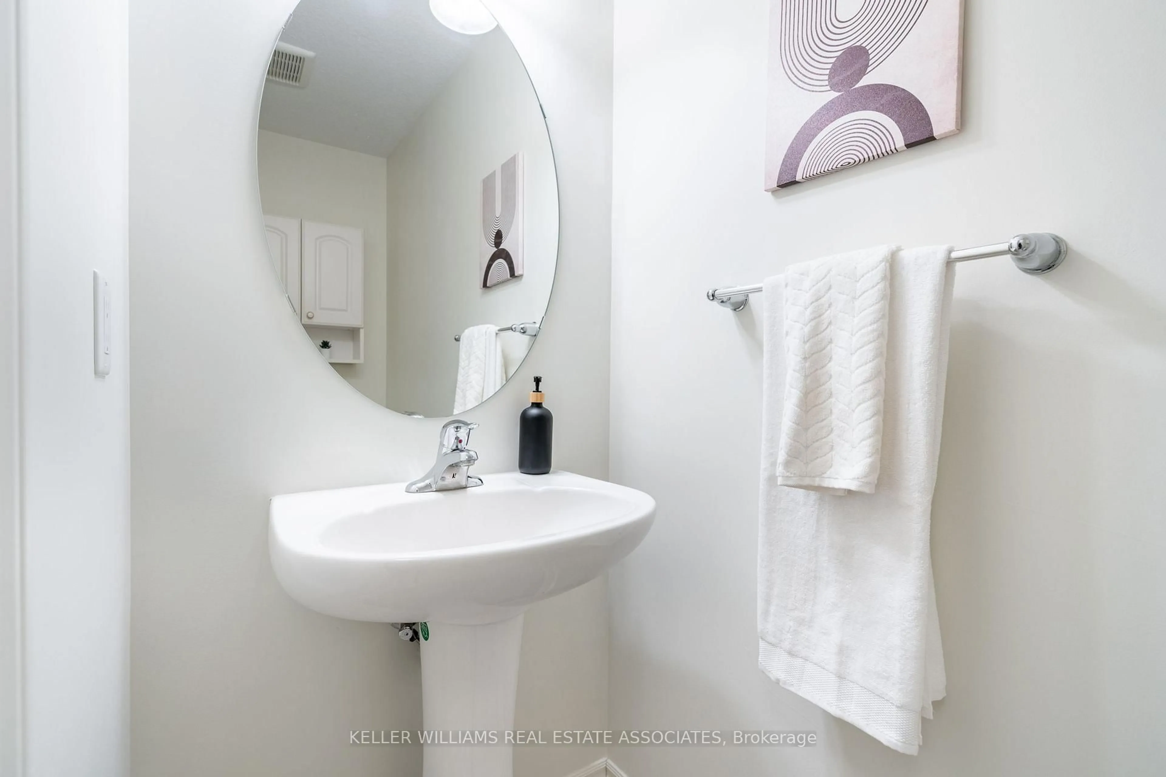 Standard bathroom, ceramic/tile floor for 10 Vaughan St #7, Guelph Ontario N1L 1C9