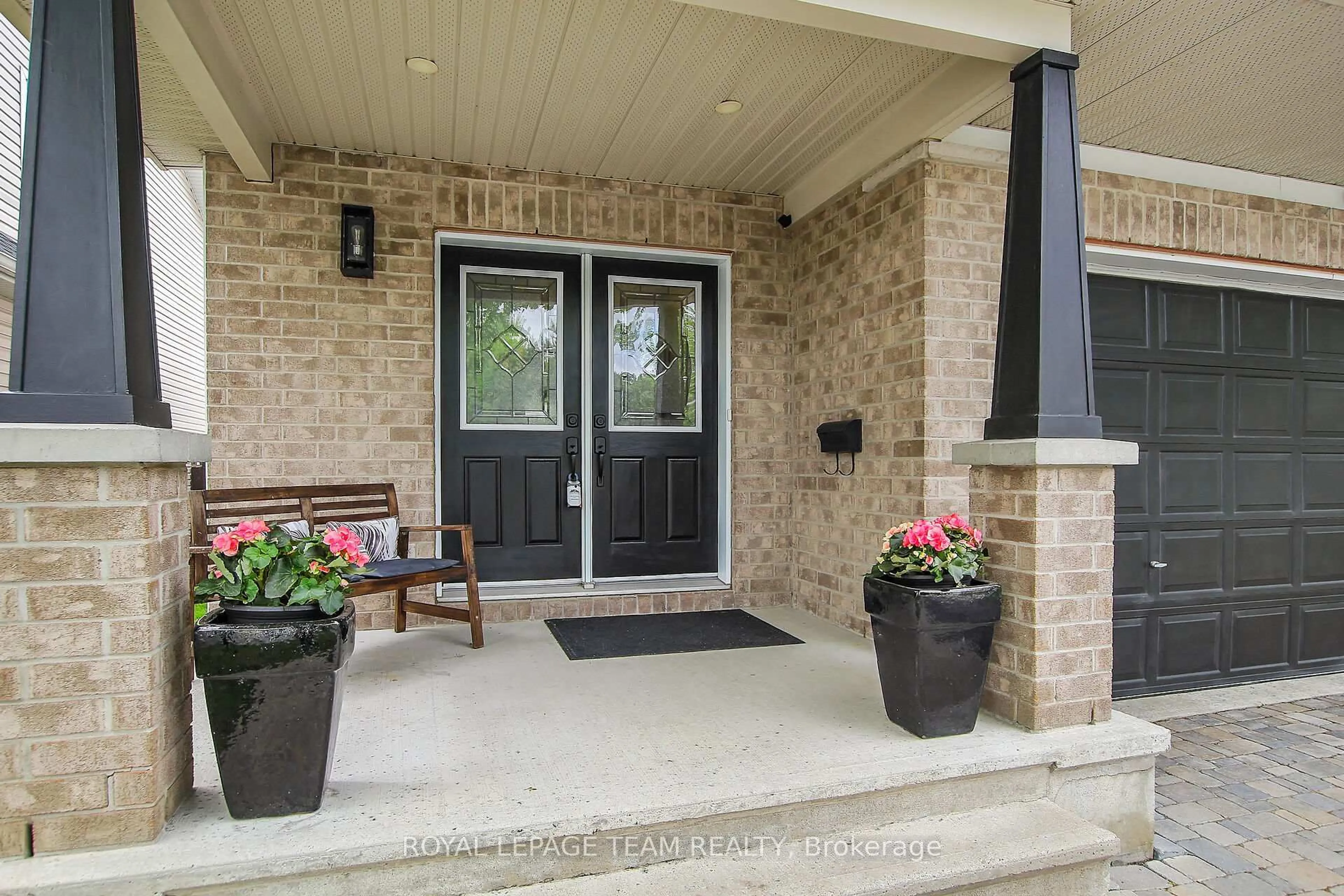 Indoor entryway for 124 Versilia Dr, Ottawa Ontario K2G 7E2