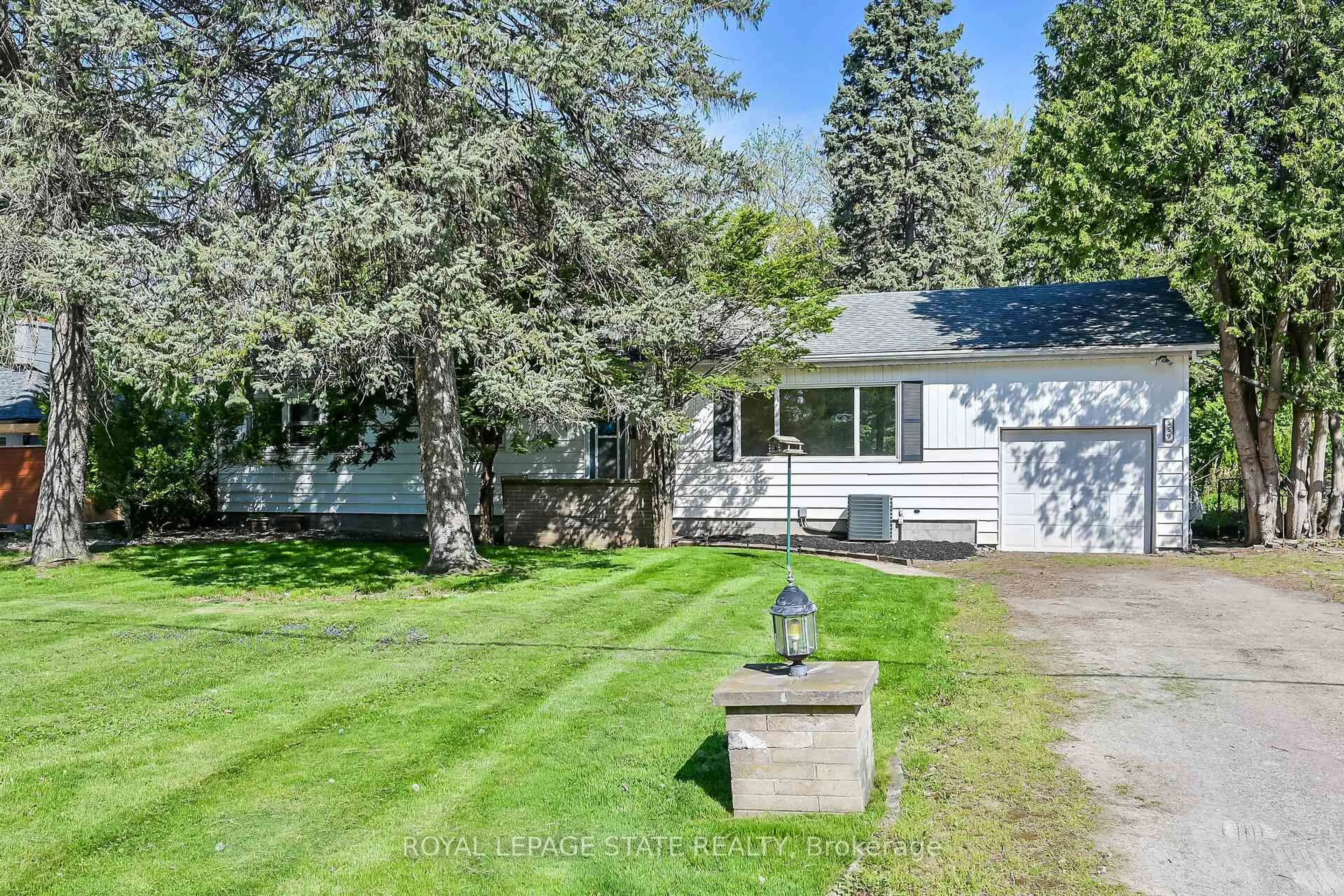 Home with vinyl exterior material, street for 559 Westview Ave, Hamilton Ontario L9G 1N8