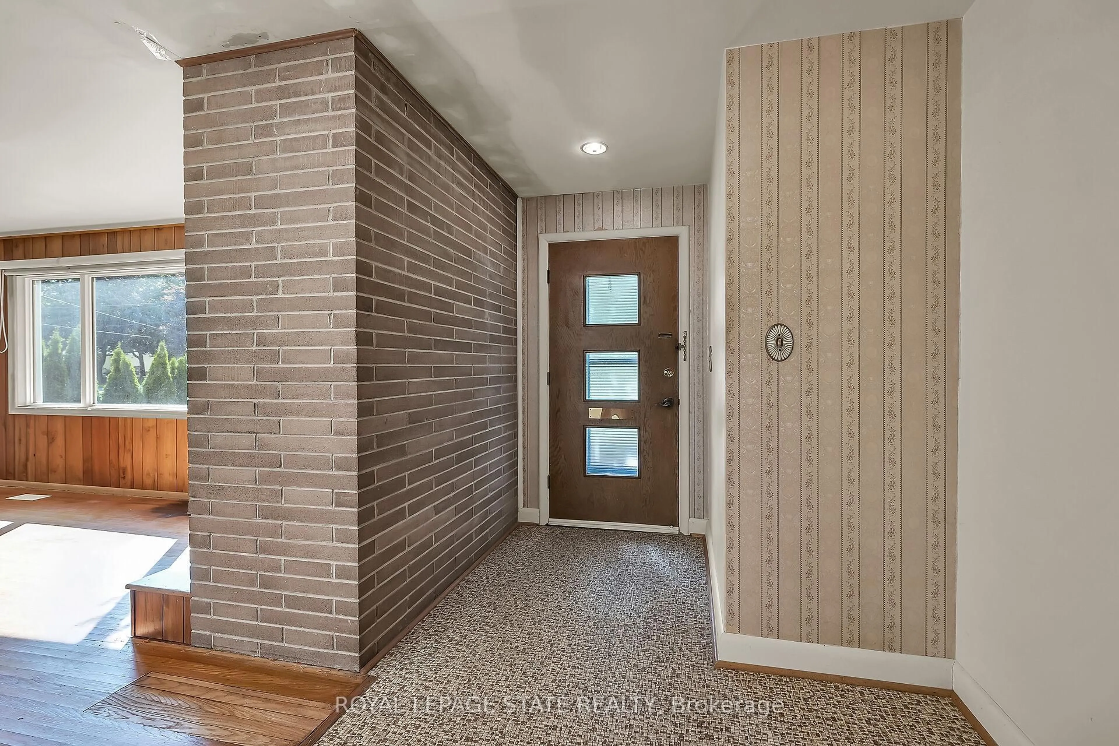 Indoor entryway for 559 Westview Ave, Hamilton Ontario L9G 1N8