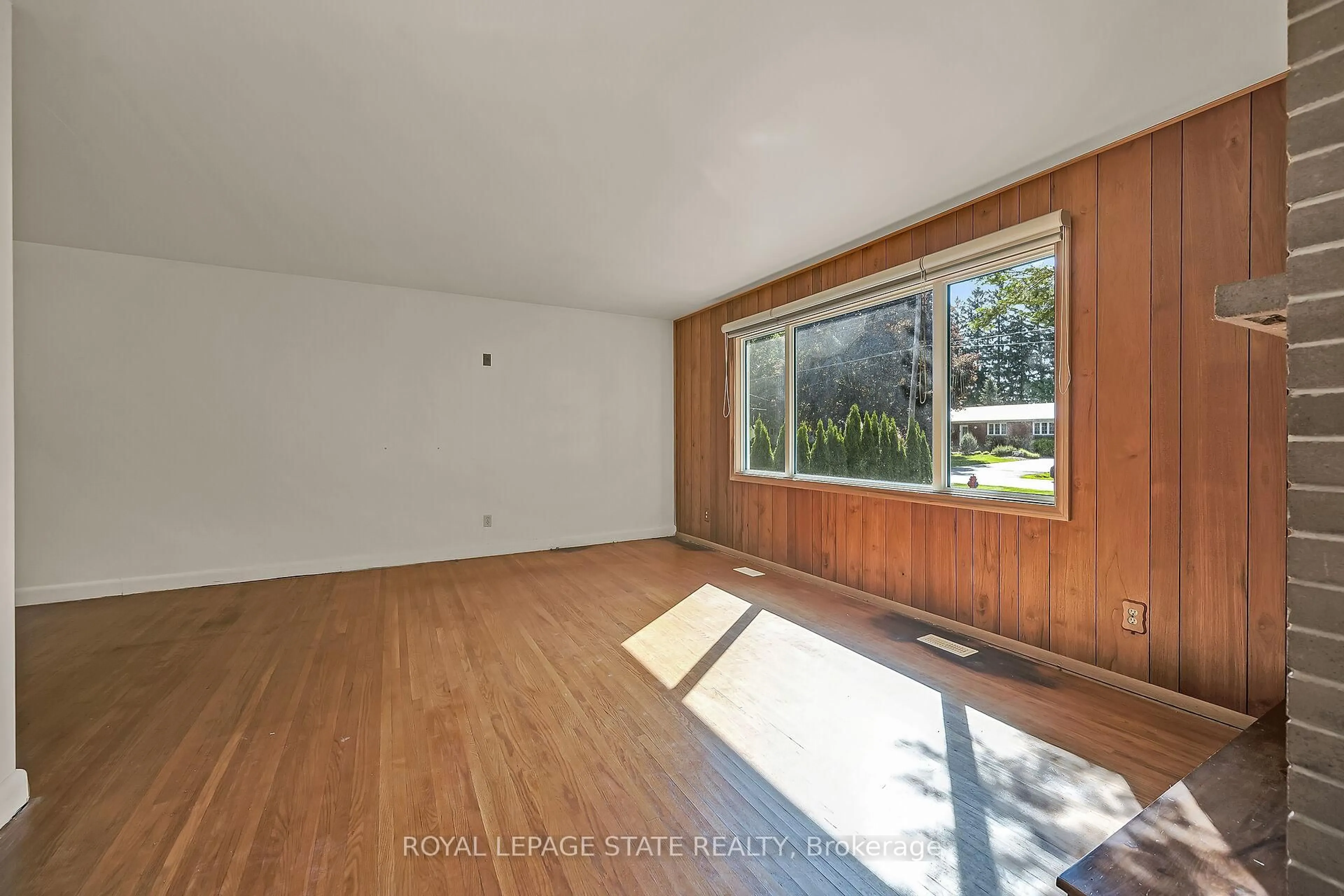 A pic of a room for 559 Westview Ave, Hamilton Ontario L9G 1N8