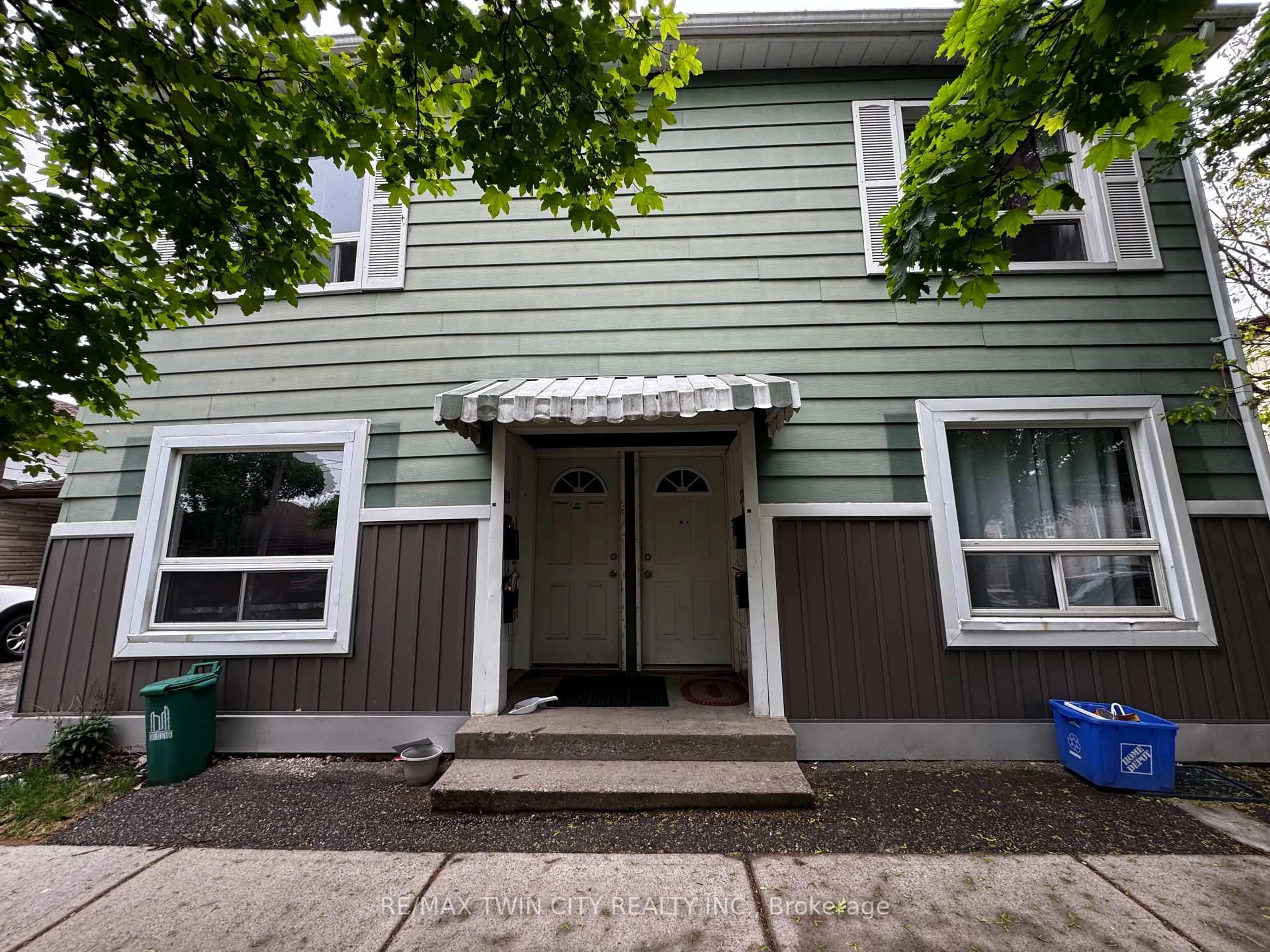 Unknown for 37 & 39 Pearl St, Brantford Ontario N3T 3N5