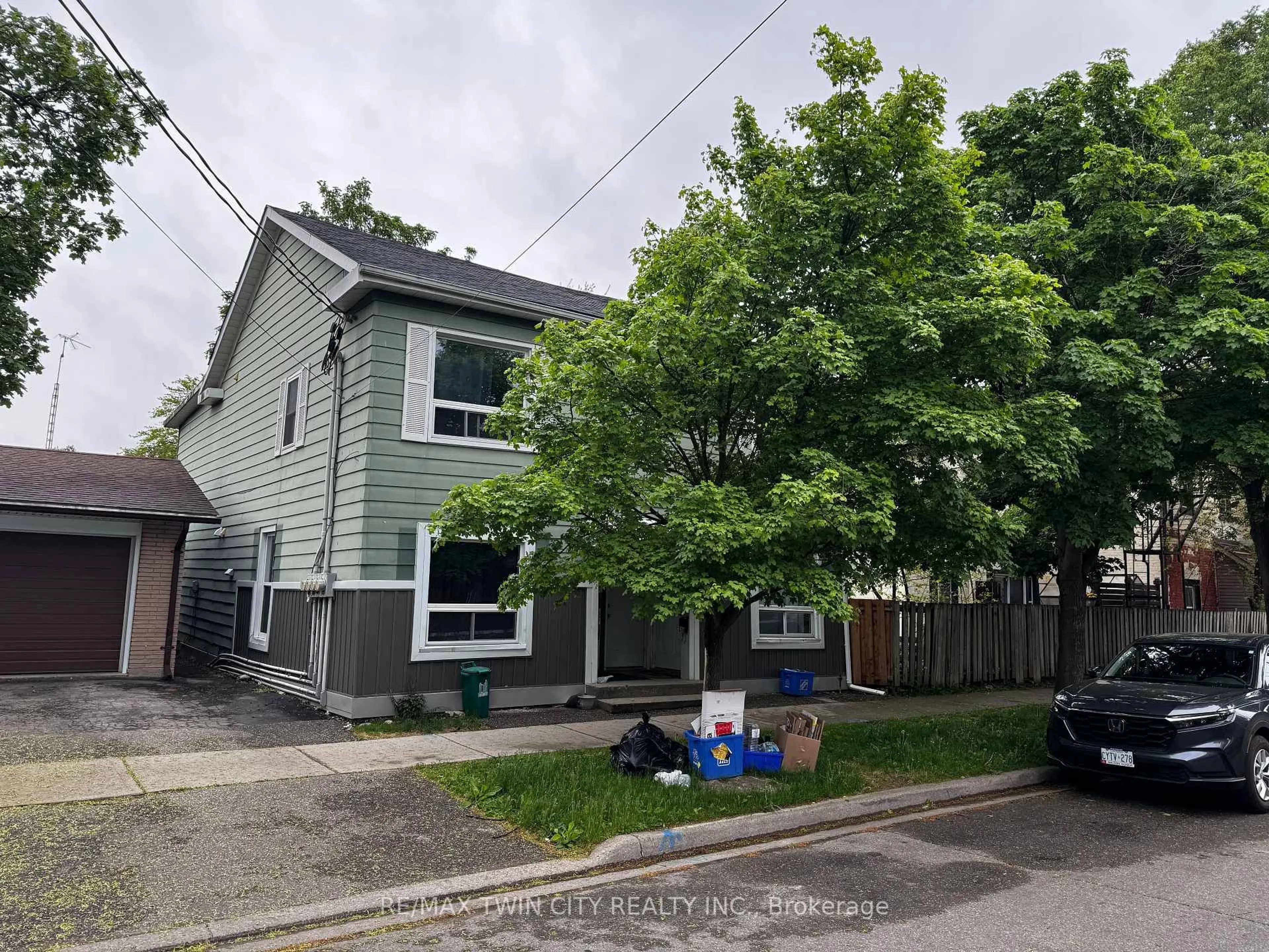 A pic from outside/outdoor area/front of a property/back of a property/a pic from drone, street for 37 & 39 Pearl St, Brantford Ontario N3T 3N5