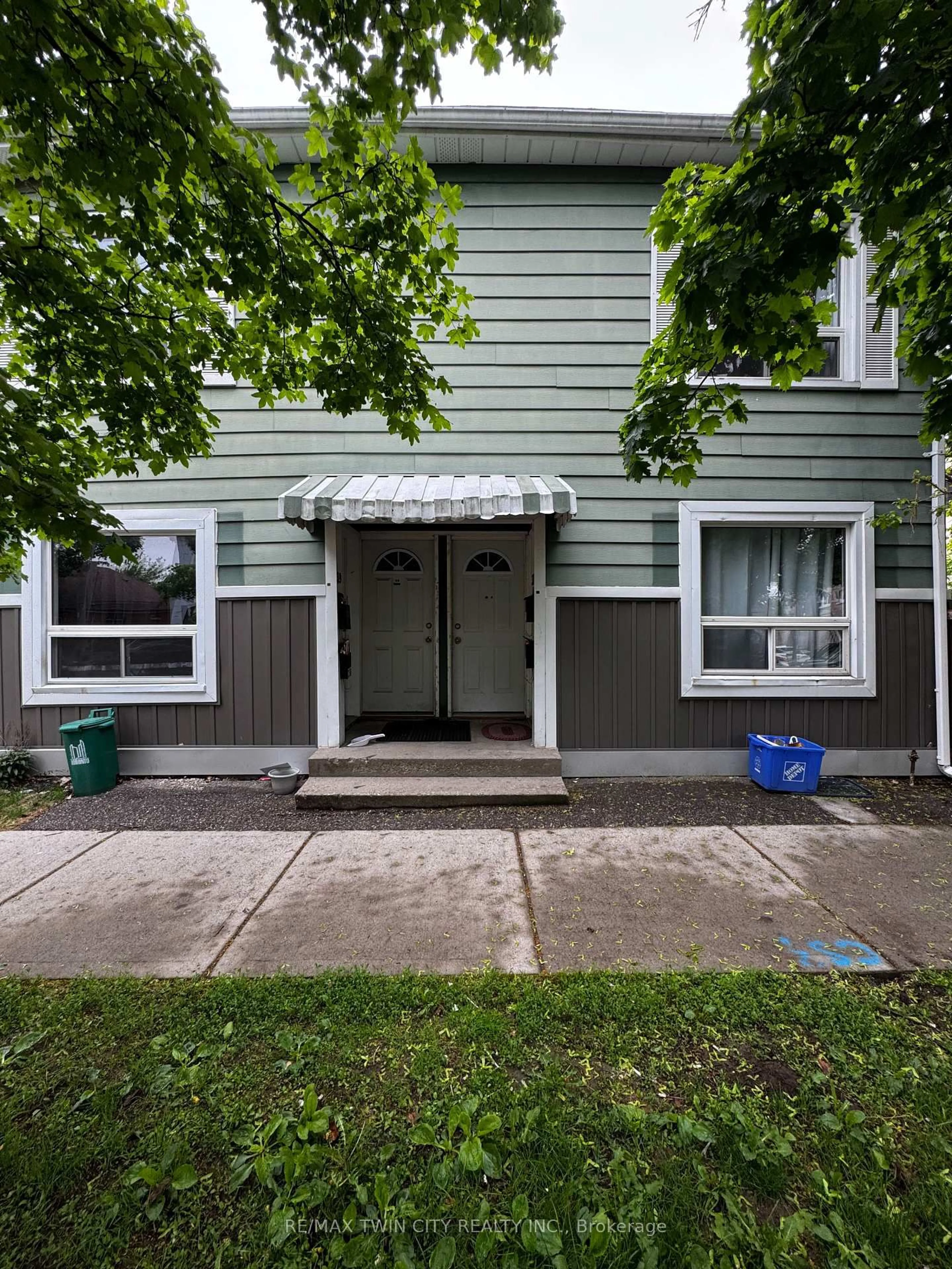 Home with vinyl exterior material, street for 37 & 39 Pearl St, Brantford Ontario N3T 3N5