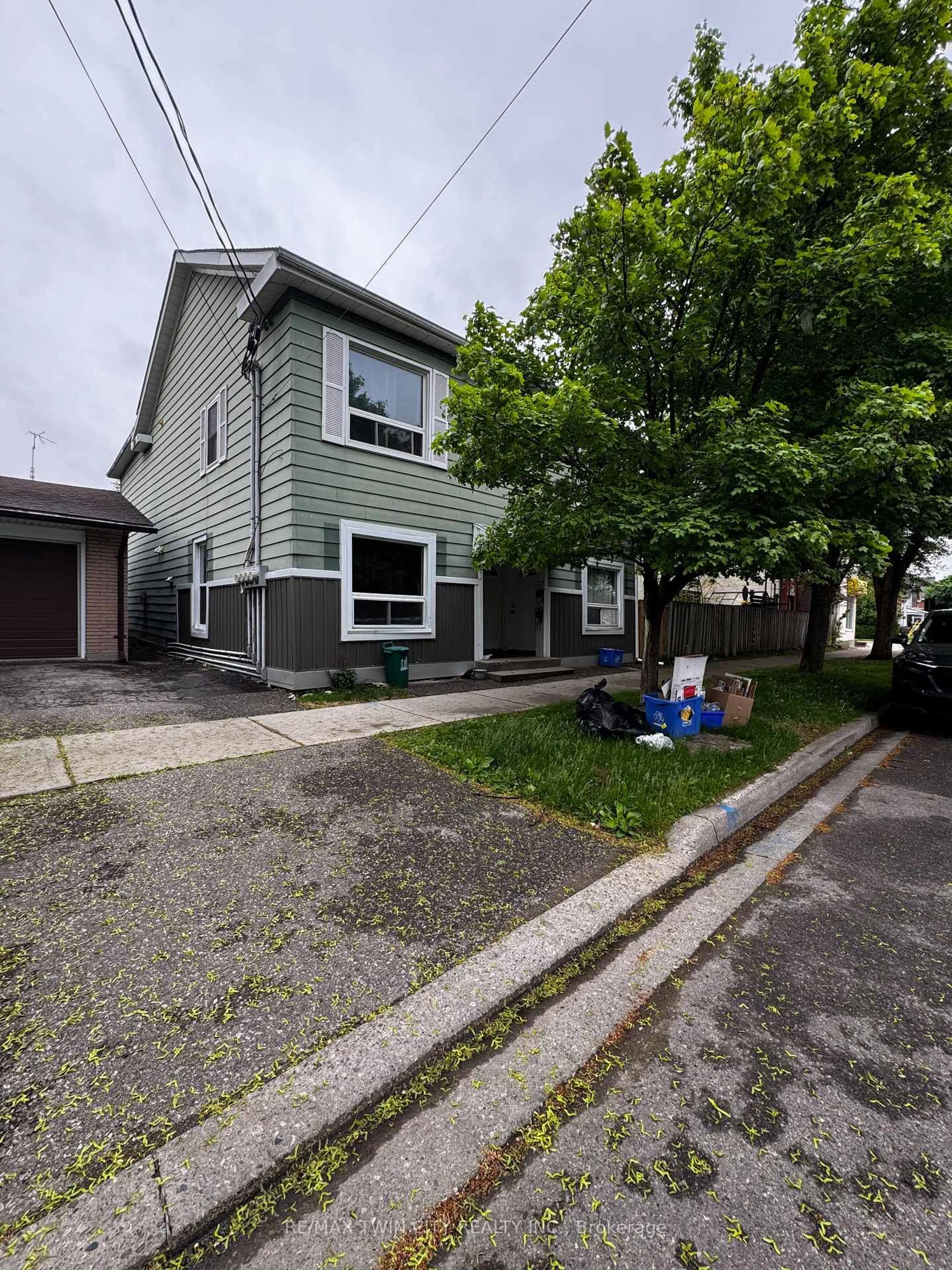 A pic from outside/outdoor area/front of a property/back of a property/a pic from drone, street for 37 & 39 Pearl St, Brantford Ontario N3T 3N5