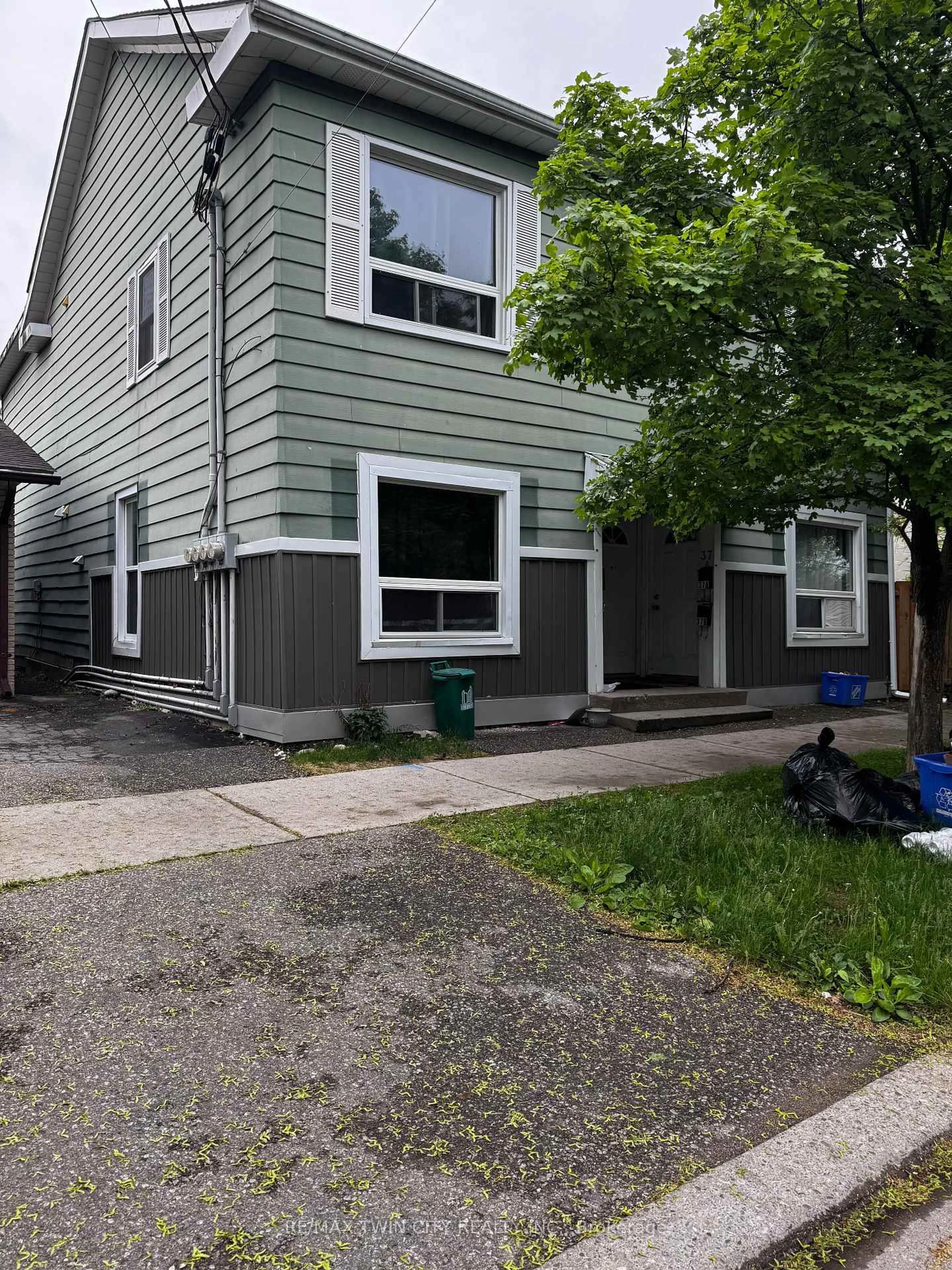 Home with vinyl exterior material, street for 37 & 39 Pearl St, Brantford Ontario N3T 3N5