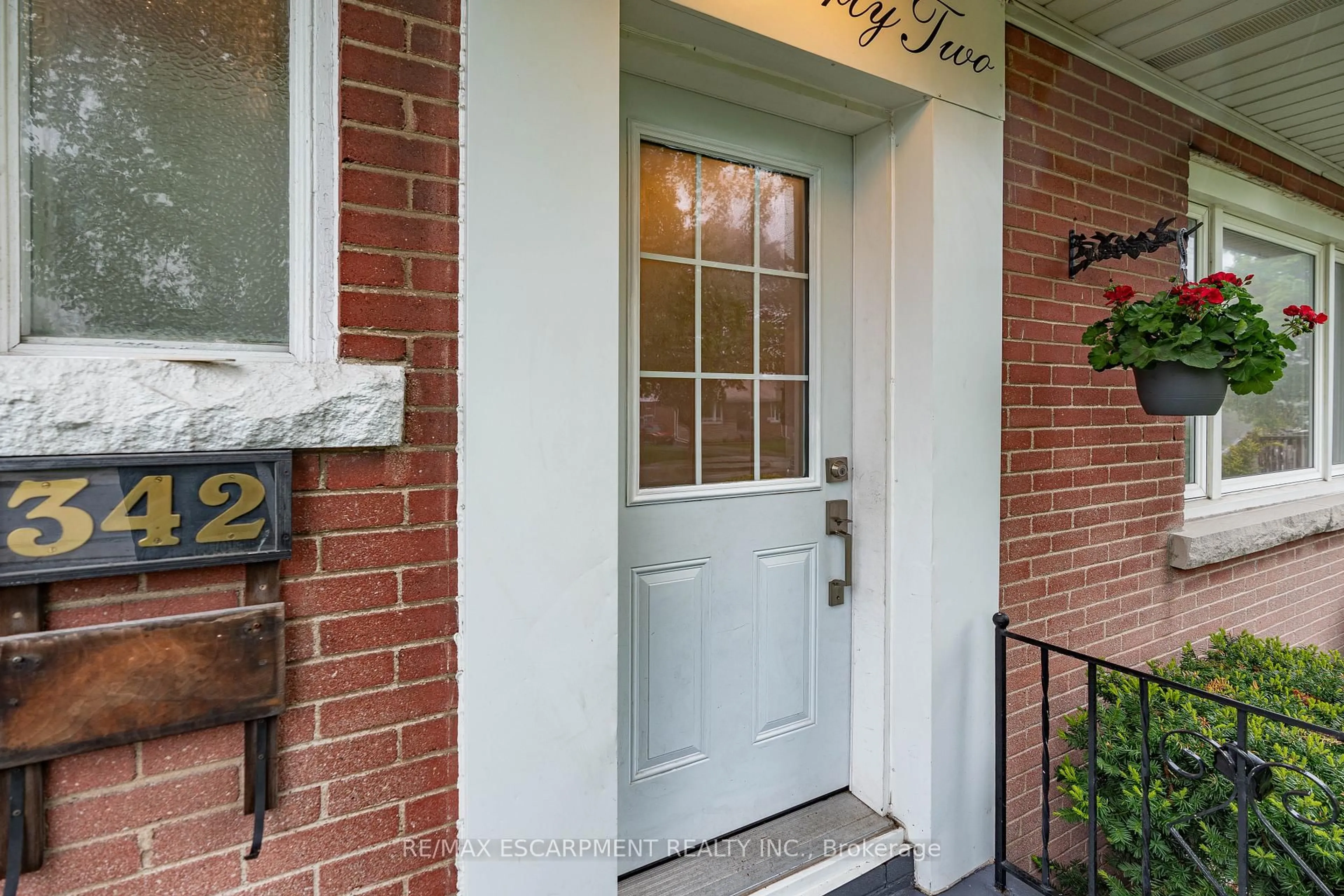 Indoor entryway for 342 East 15th St, Hamilton Ontario L9A 4G5