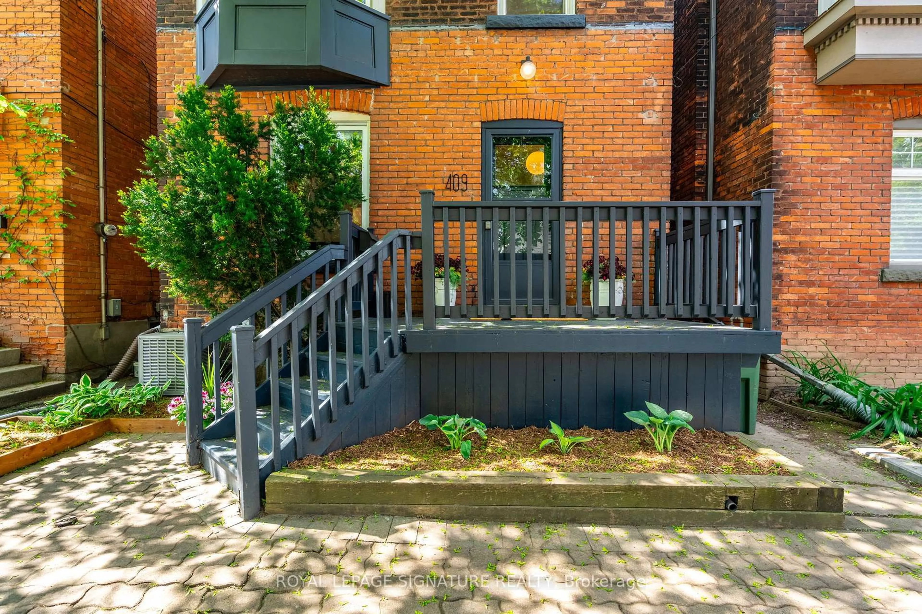 Patio, street for 409 Herkimer St, Hamilton Ontario L8P 2J4