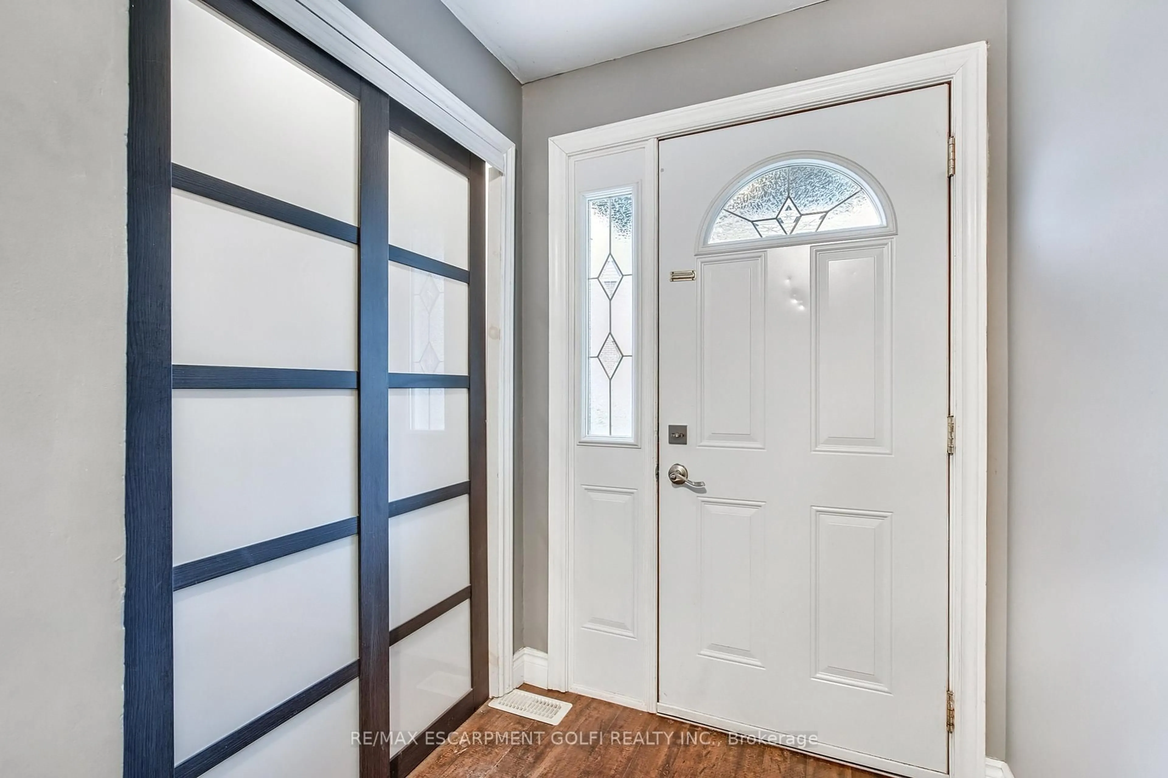 Indoor entryway for 23 WATSONS Lane #2, Hamilton Ontario L9H 5G9