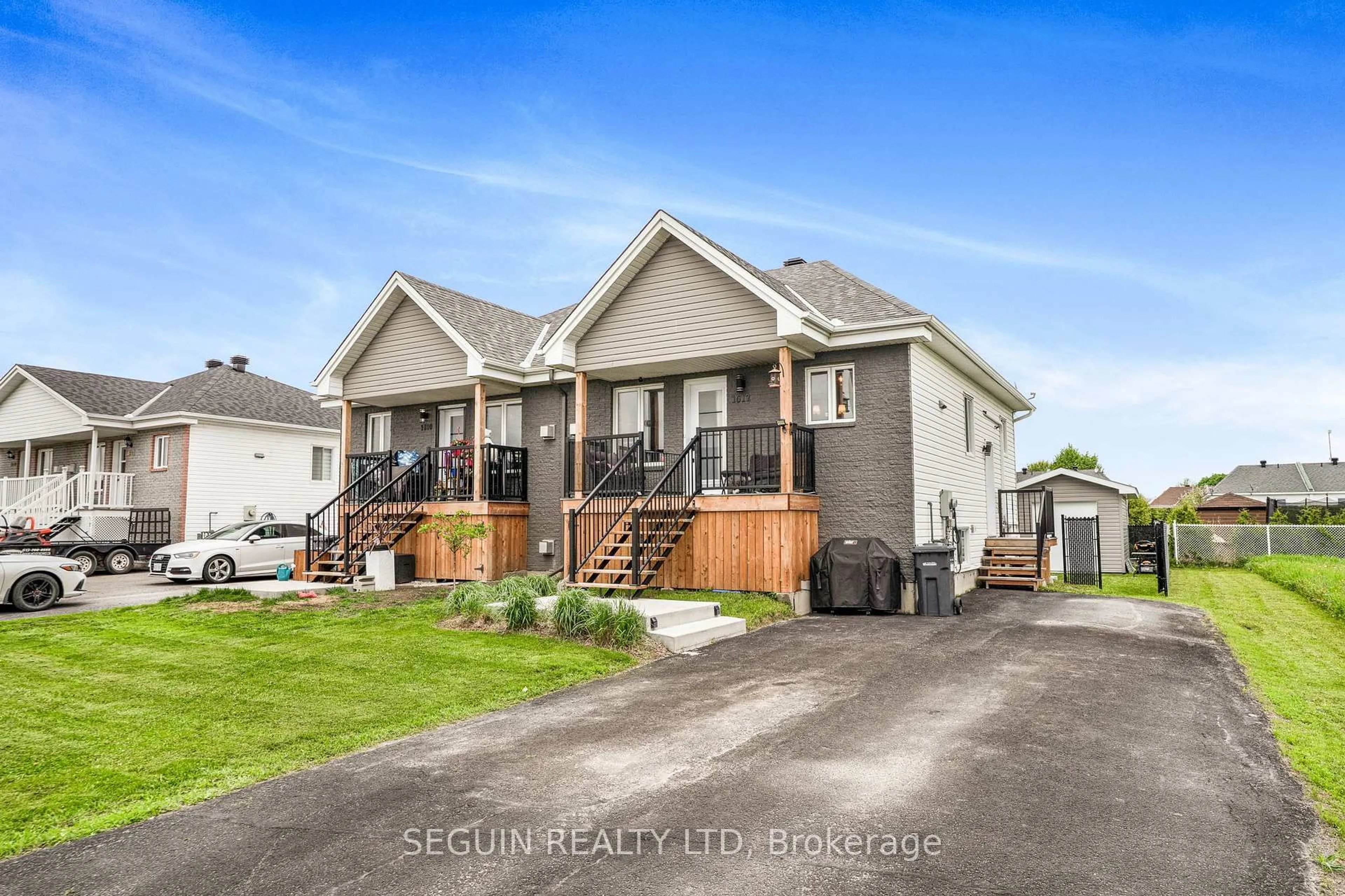 Home with vinyl exterior material, street for 1012 Jacynthe St, Hawkesbury Ontario K6A 3V9