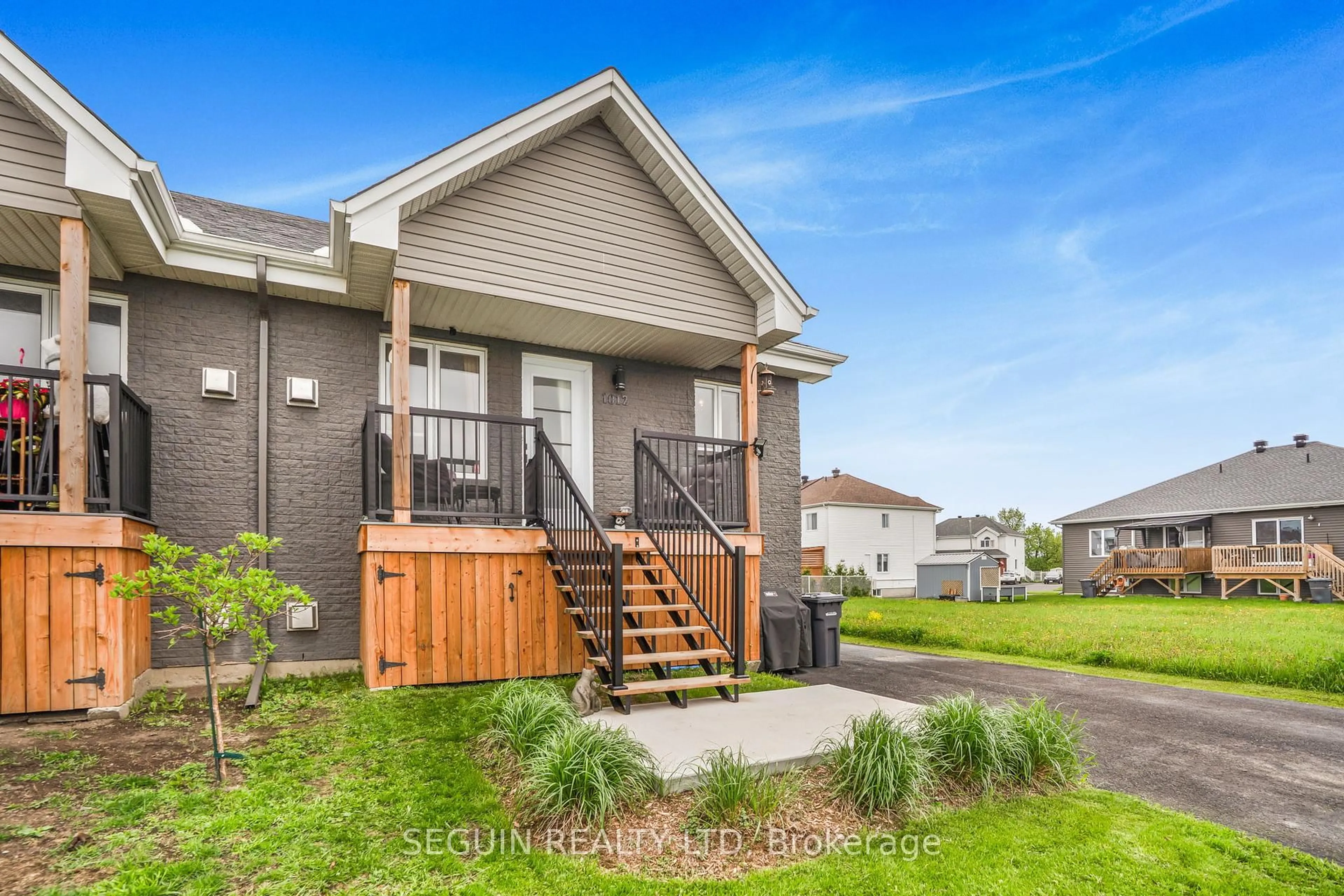 Home with vinyl exterior material, street for 1012 Jacynthe St, Hawkesbury Ontario K6A 3V9