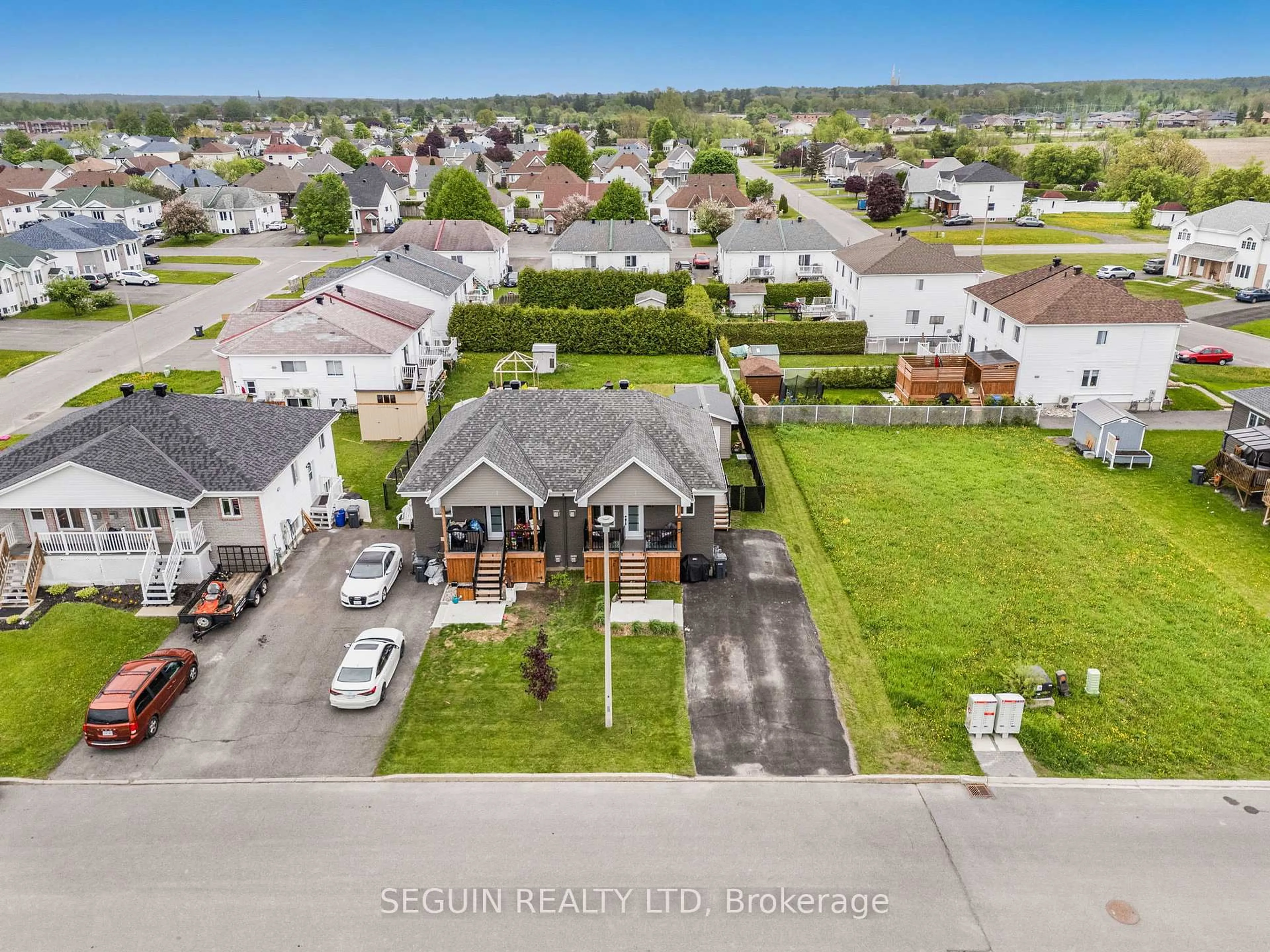 A pic from outside/outdoor area/front of a property/back of a property/a pic from drone, street for 1012 Jacynthe St, Hawkesbury Ontario K6A 3V9