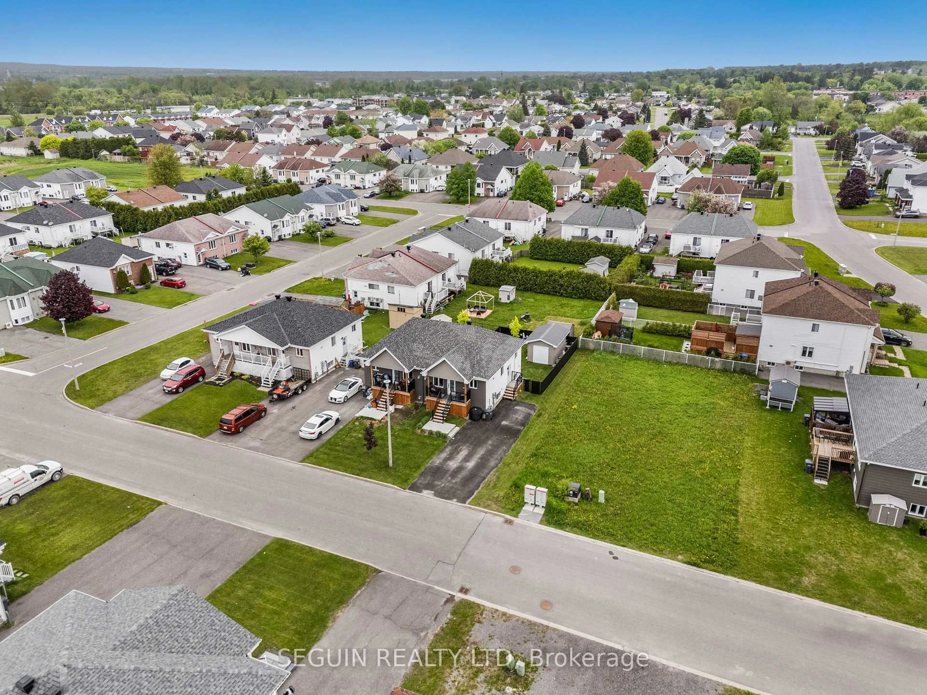 A pic from outside/outdoor area/front of a property/back of a property/a pic from drone, street for 1012 Jacynthe St, Hawkesbury Ontario K6A 3V9
