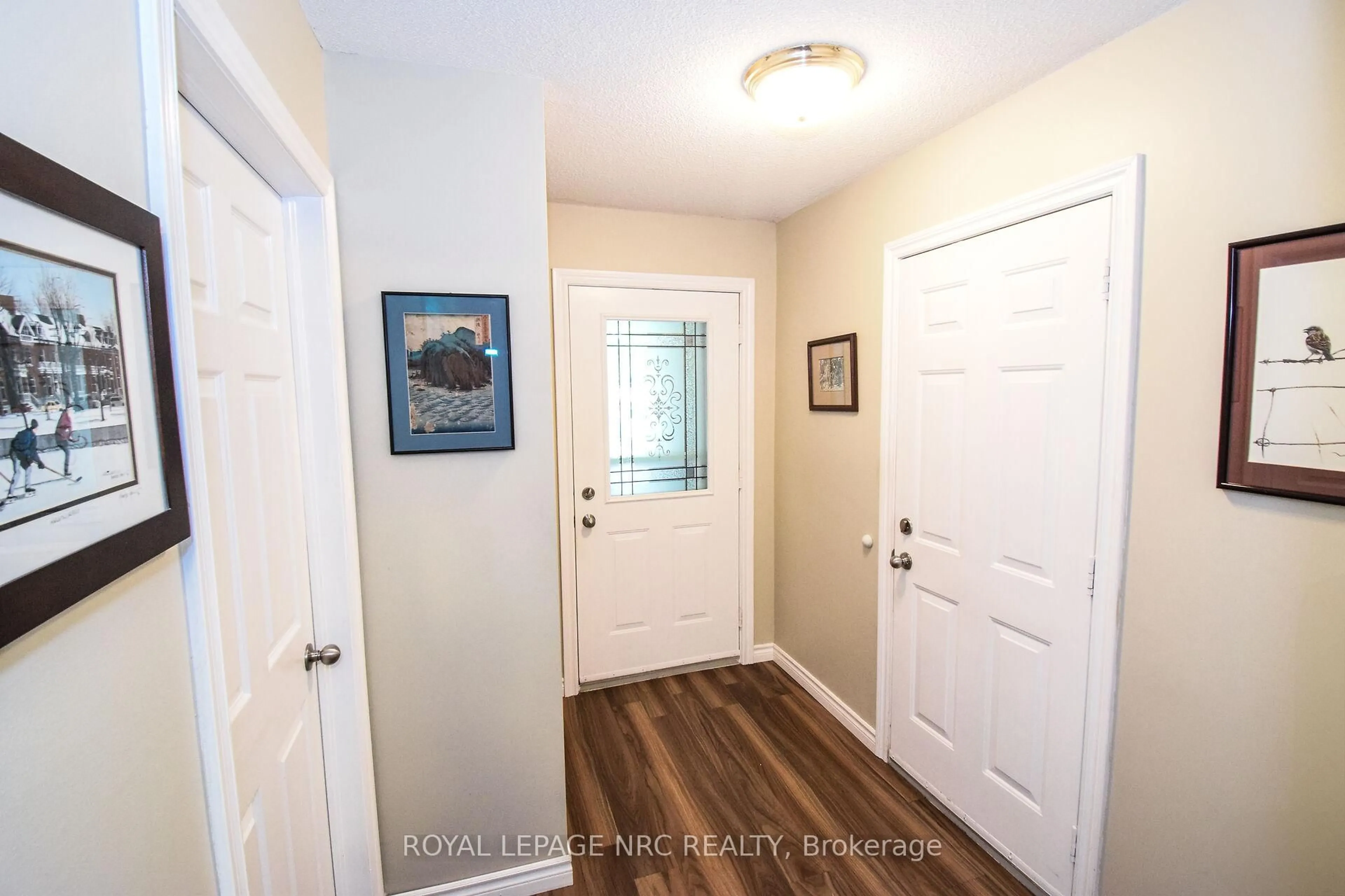 Indoor entryway for 7370 Monastery Dr #14, Niagara Falls Ontario L2H 3C4