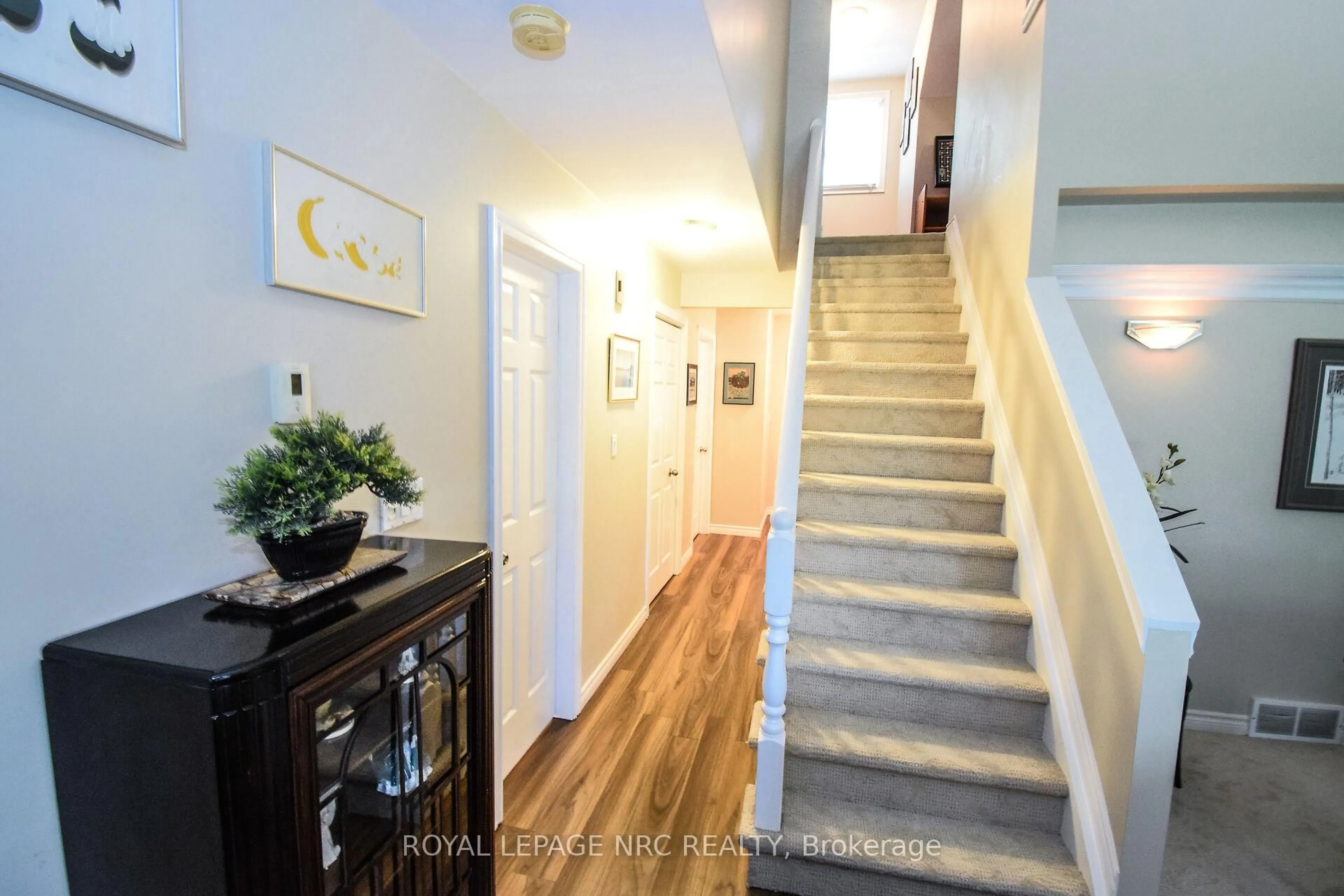 Indoor entryway for 7370 Monastery Dr #14, Niagara Falls Ontario L2H 3C4