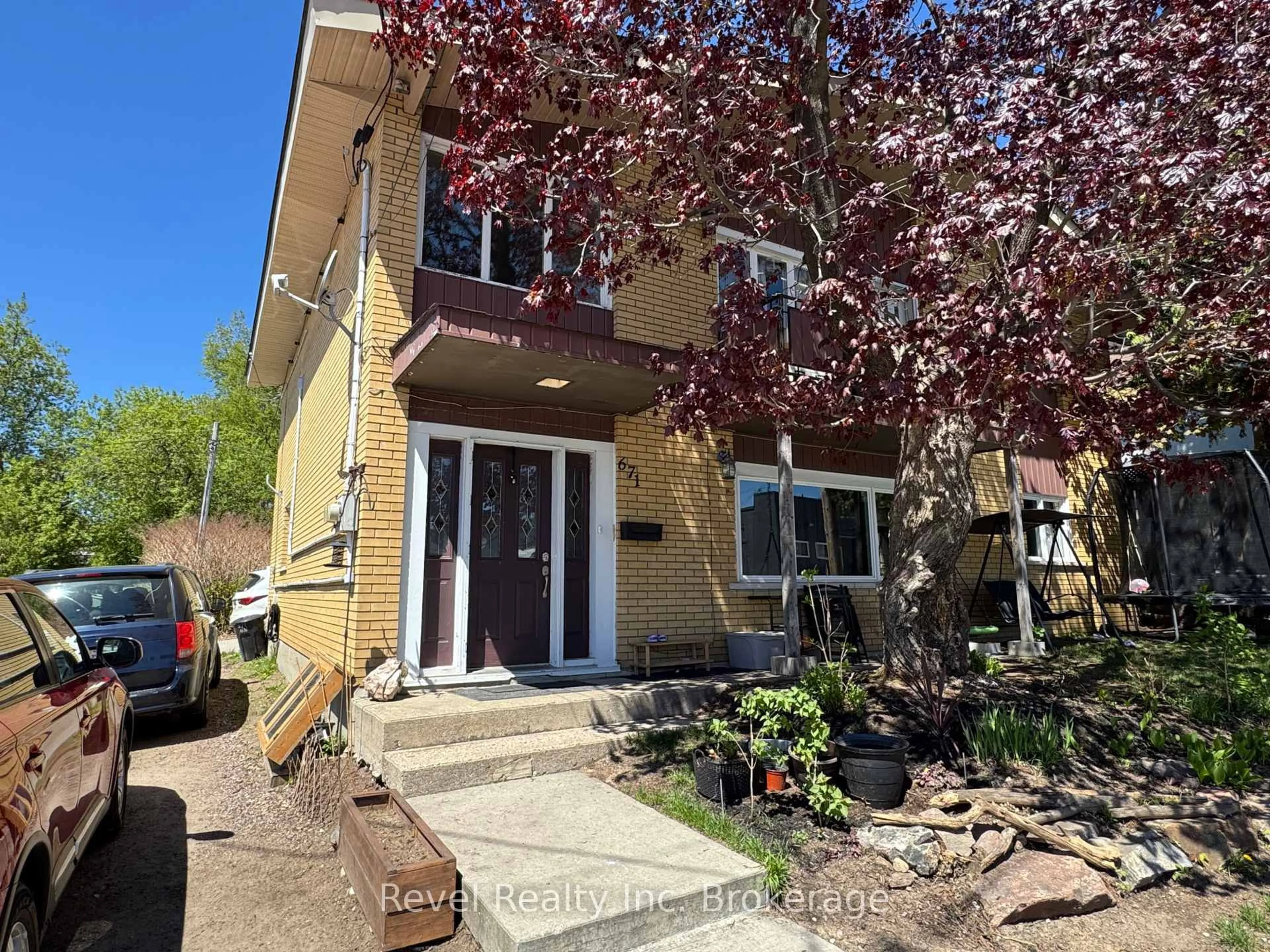 Unknown for 671 Ann St, North Bay Ontario P1B 5L7