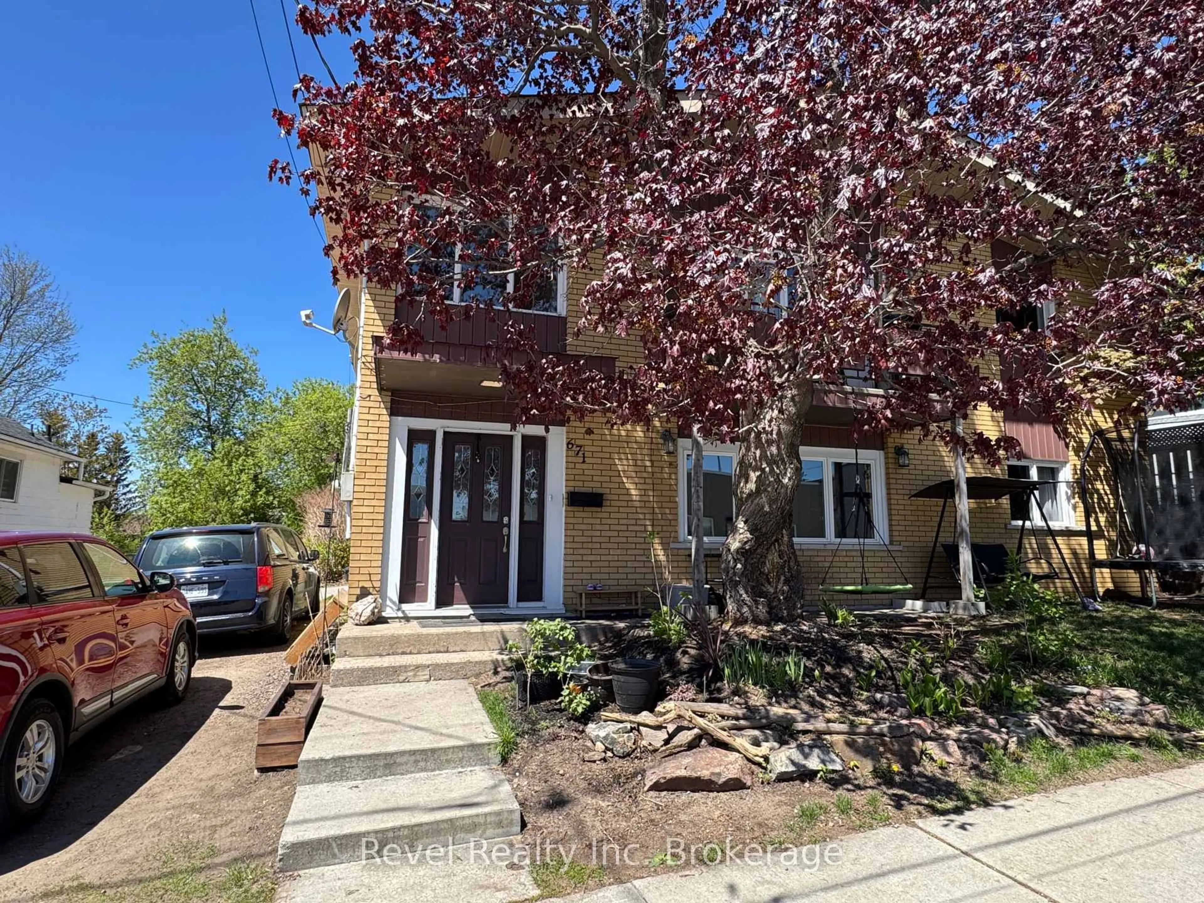 Unknown for 671 Ann St, North Bay Ontario P1B 5L7