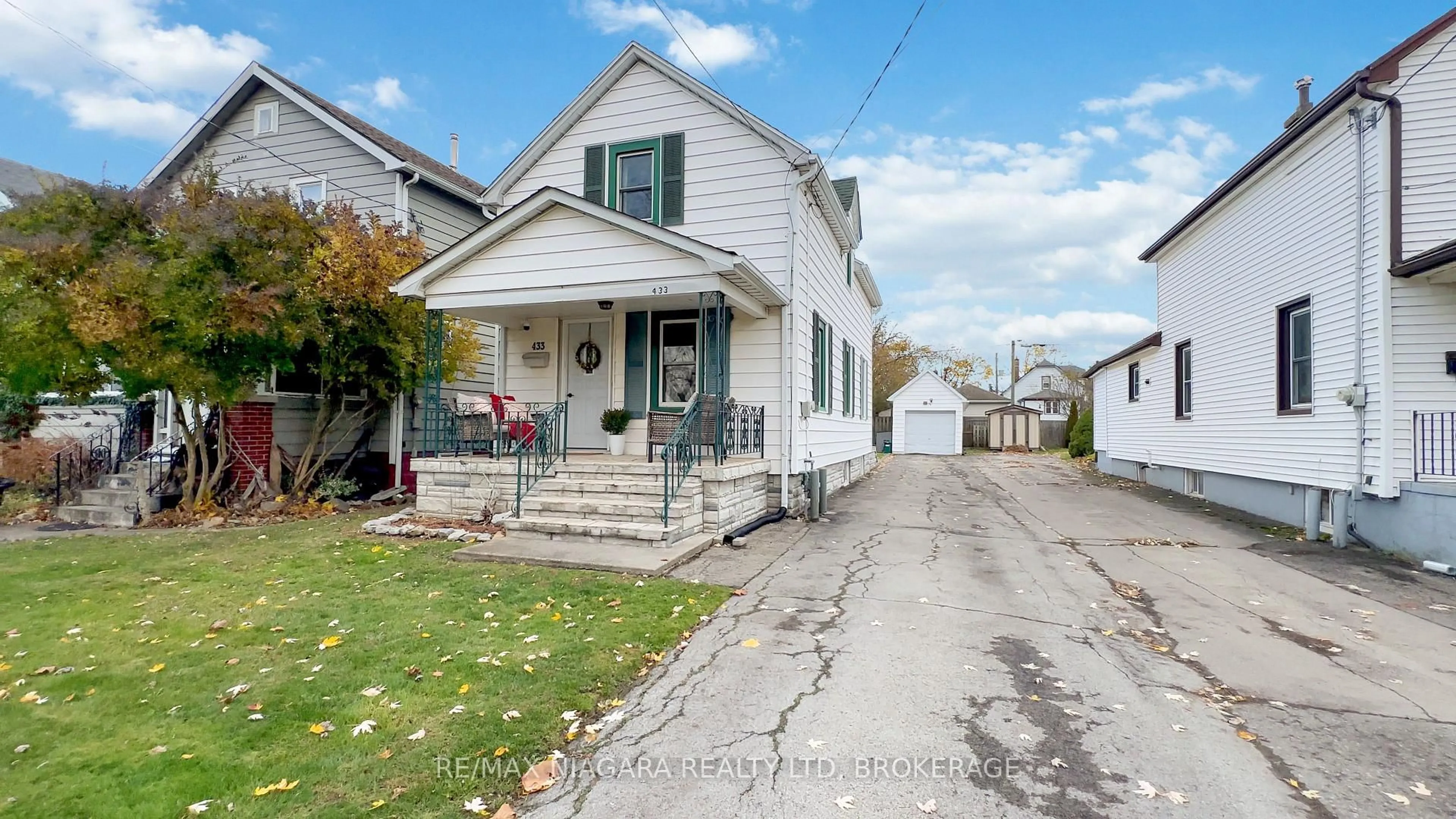 Home with vinyl exterior material, street for 433 Davis St, Port Colborne Ontario L3K 1Z7