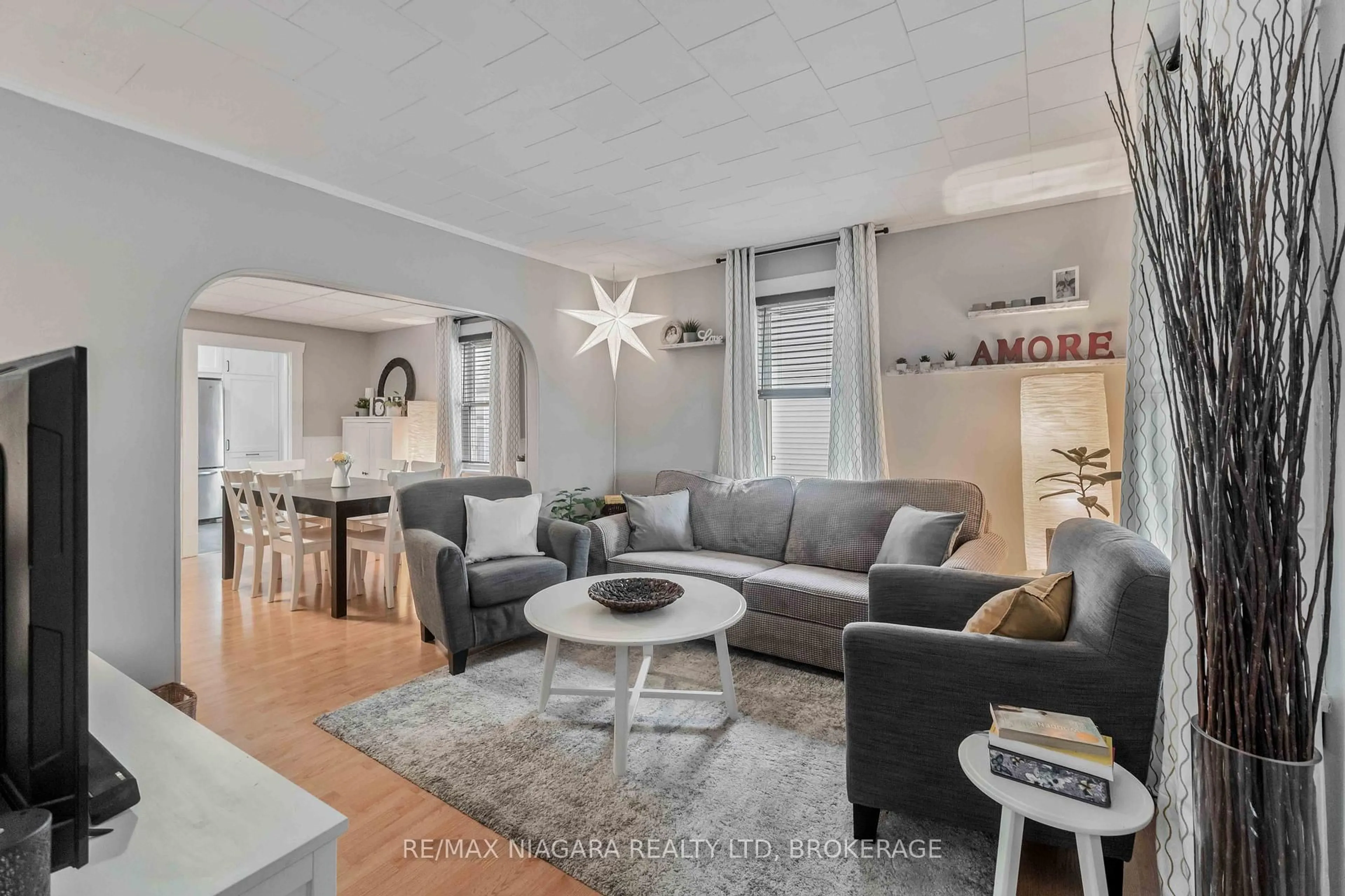 Living room with furniture, unknown for 433 Davis St, Port Colborne Ontario L3K 1Z7