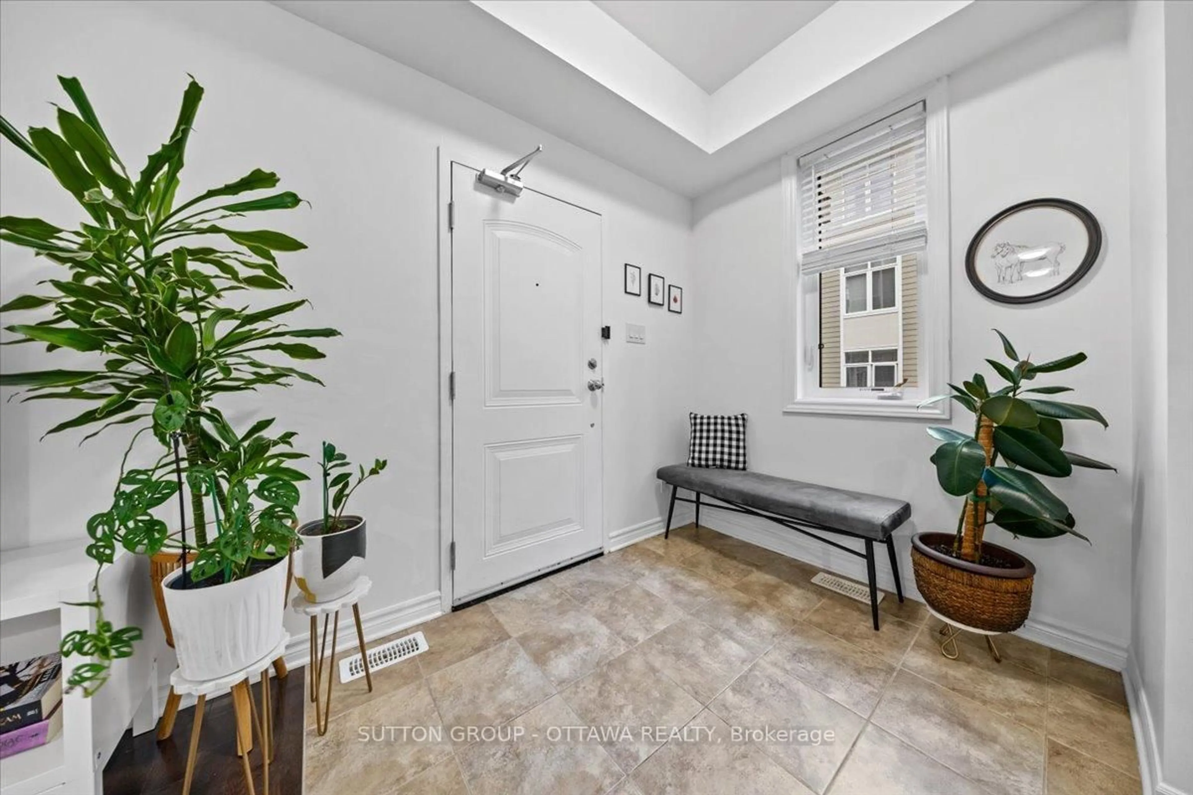 Indoor entryway for 310 Everest Private #A, Ottawa Ontario K1G 4E3