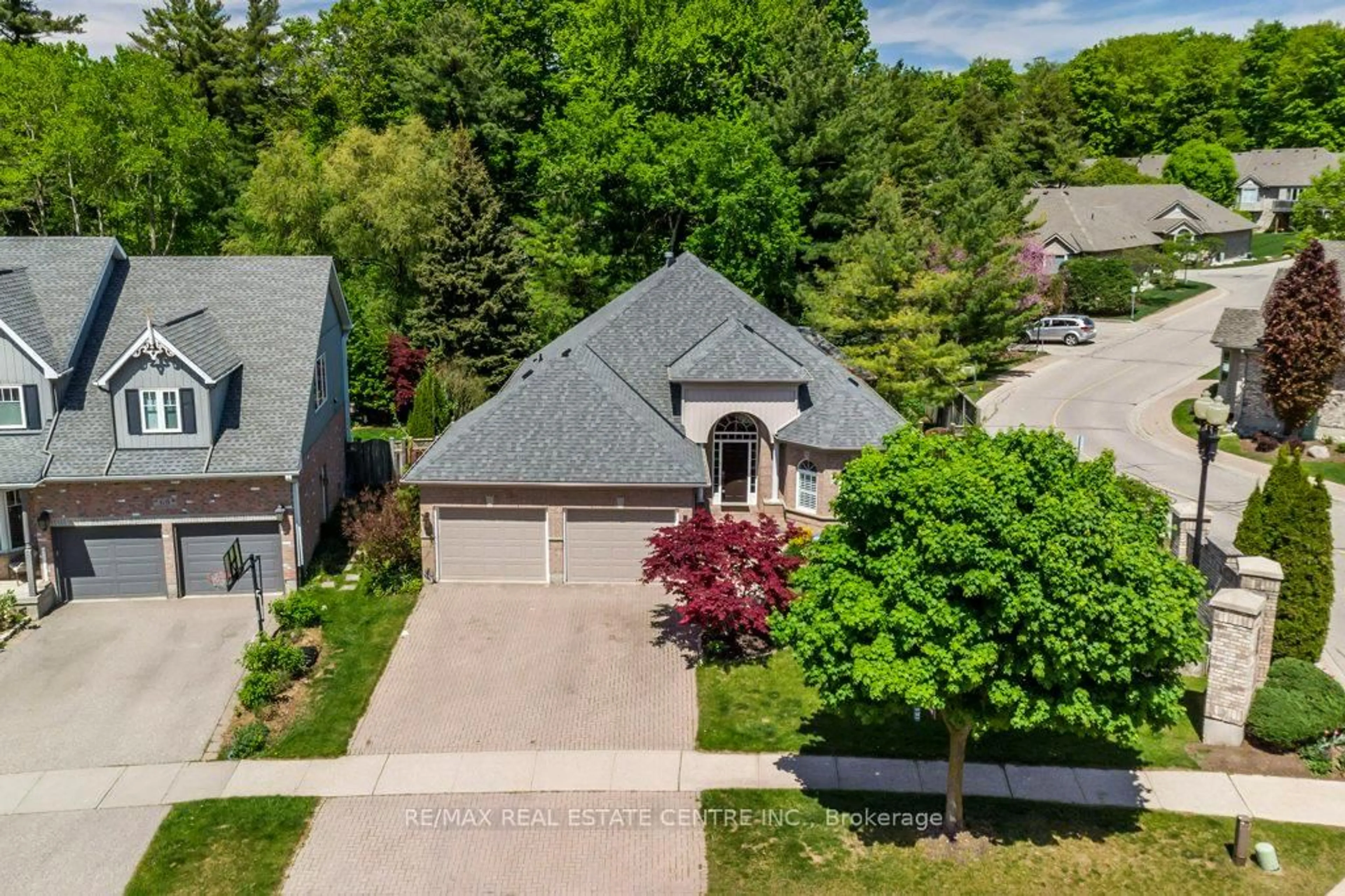 A pic from outside/outdoor area/front of a property/back of a property/a pic from drone, street for 70 Autumn Ridge Tr, Kitchener Ontario N2P 2J6