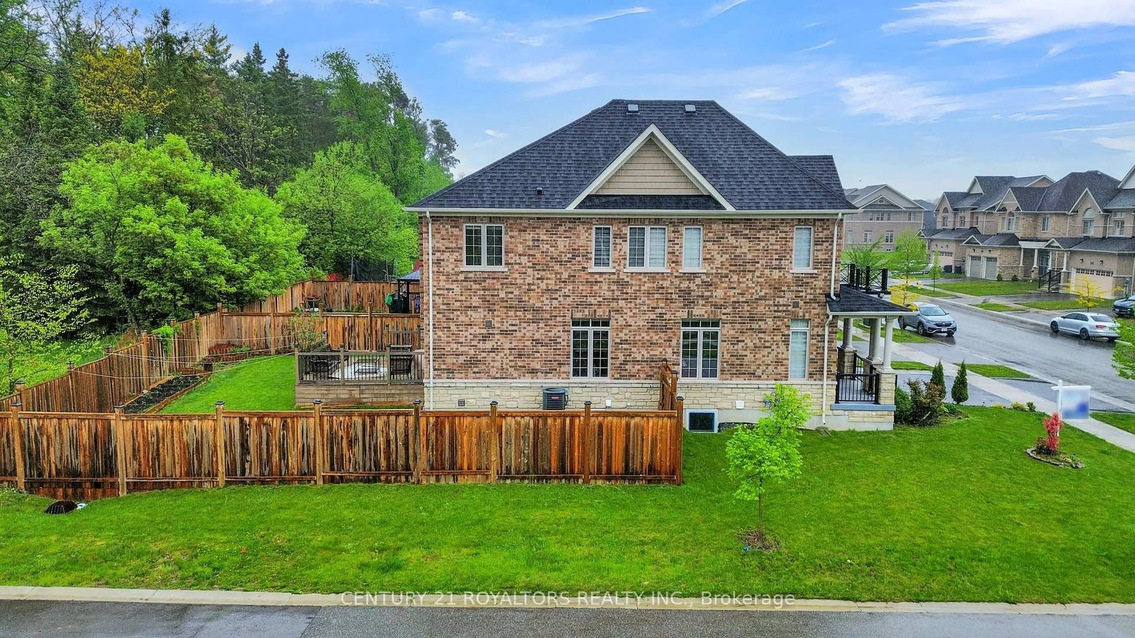 A pic from outside/outdoor area/front of a property/back of a property/a pic from drone, unknown for 471 Thompson St, Woodstock Ontario N4T 0L5