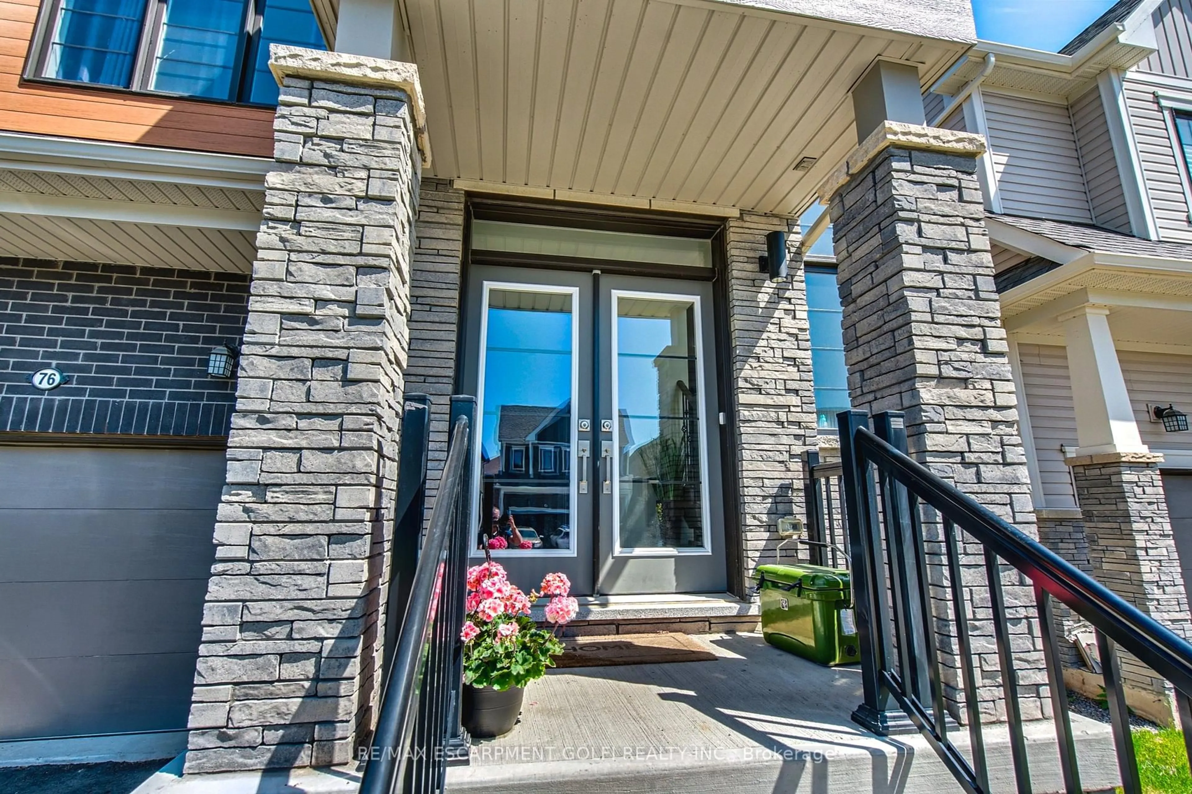 Indoor entryway for 76 Sunflower Cres, Thorold Ontario L3B 5N5