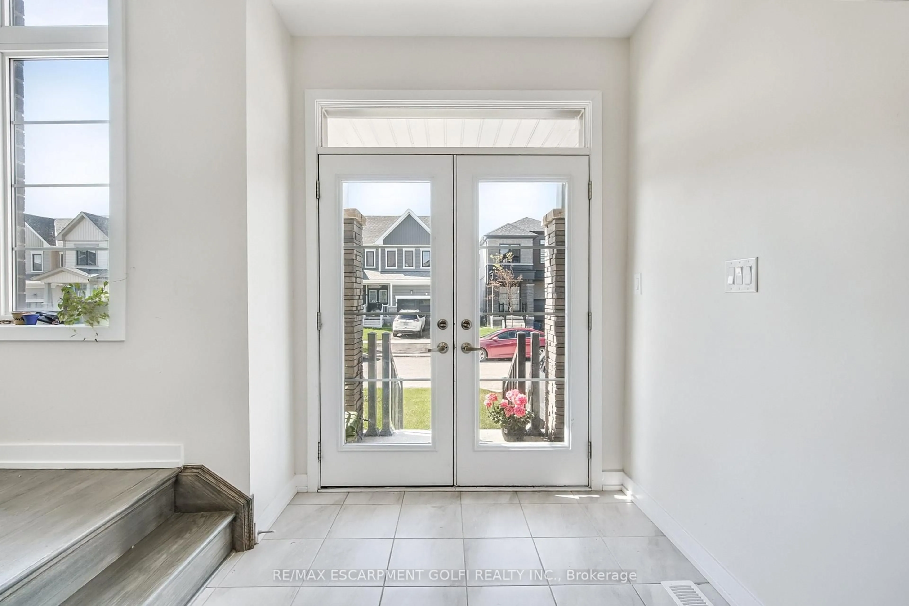 Indoor entryway for 76 Sunflower Cres, Thorold Ontario L3B 5N5