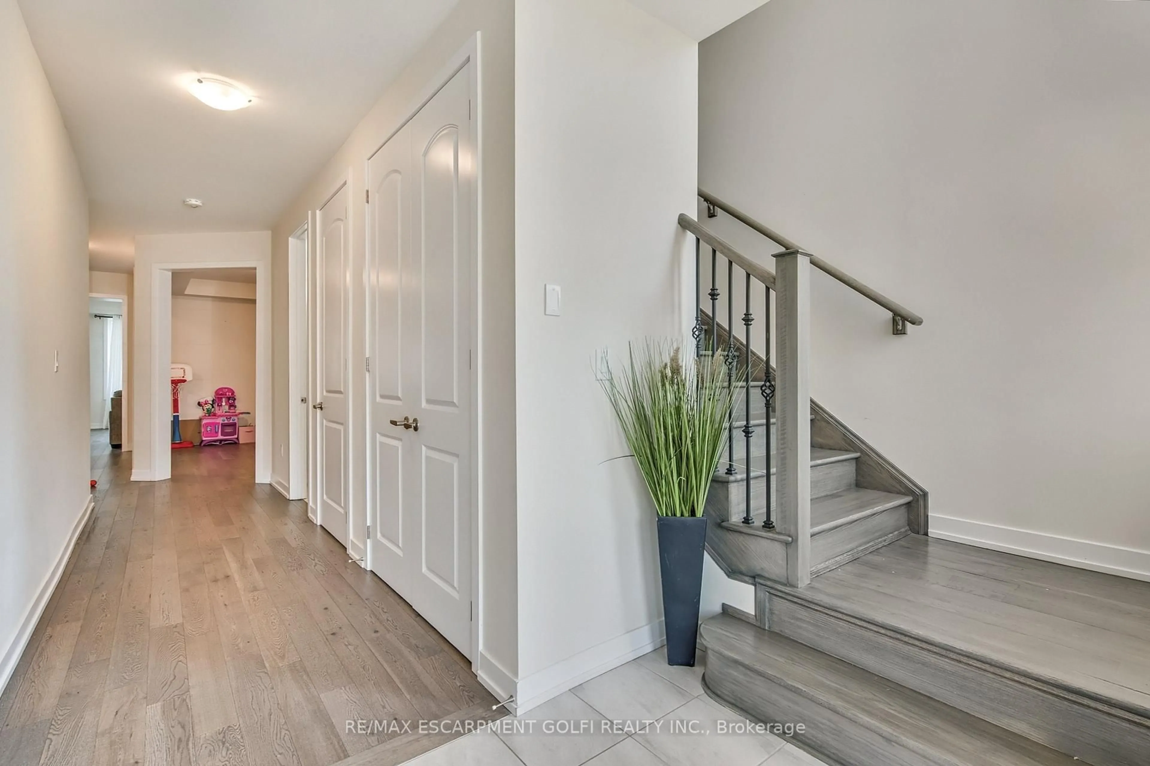 Indoor entryway for 76 Sunflower Cres, Thorold Ontario L3B 5N5