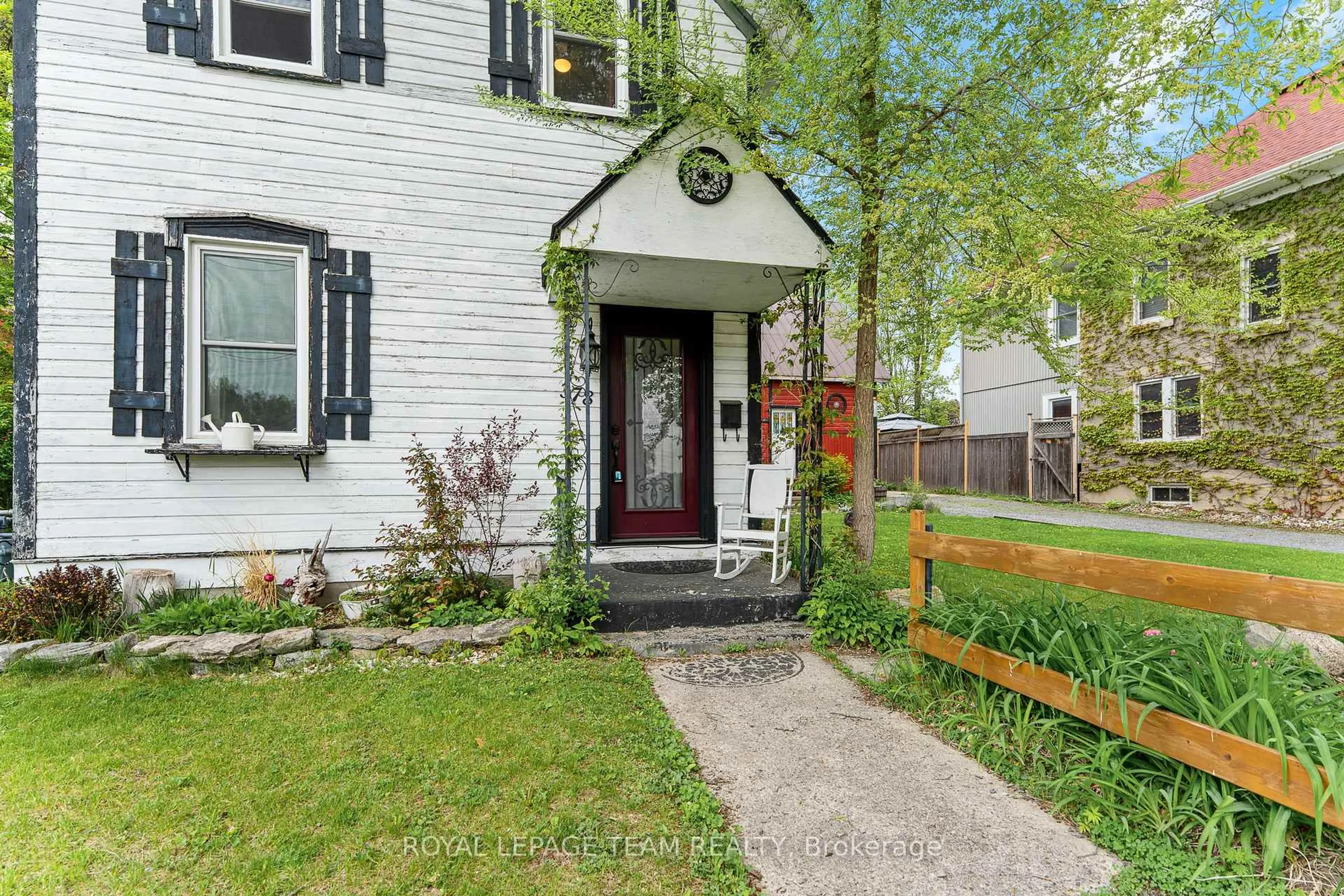 Indoor entryway for 378 Donald B Munro Dr, Carp Ontario K0A 1L0