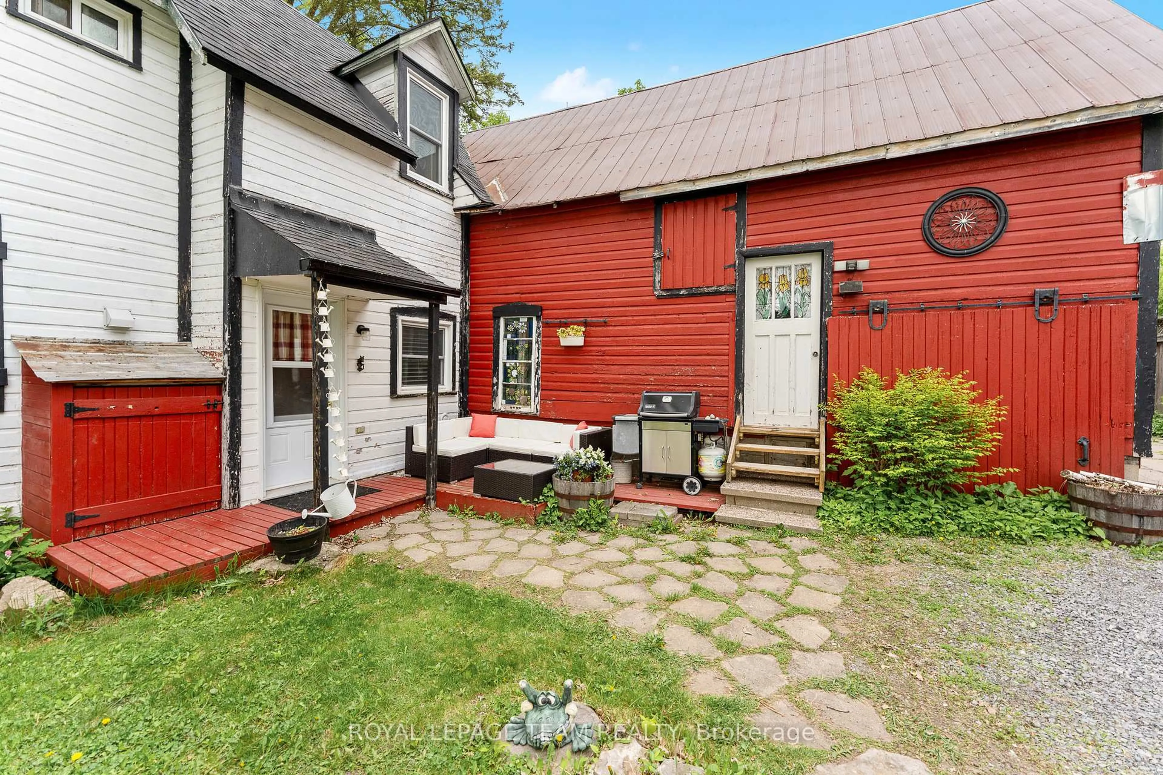 Patio, street for 378 Donald B Munro Dr, Carp Ontario K0A 1L0