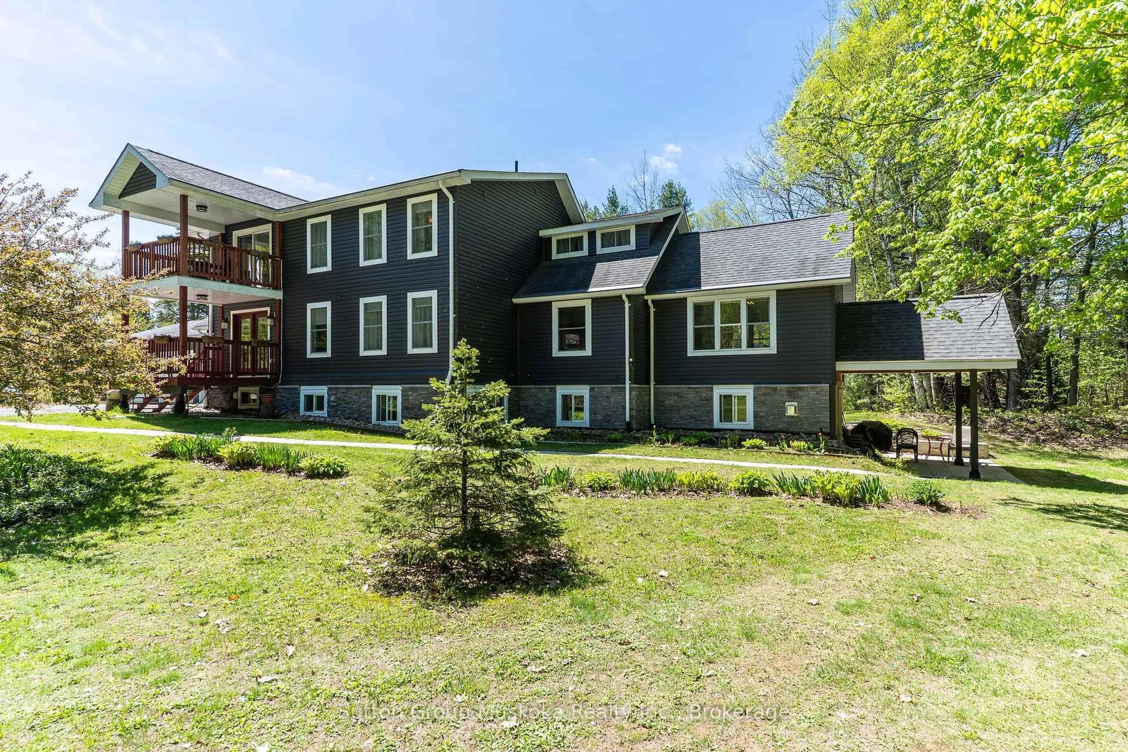 A pic from outside/outdoor area/front of a property/back of a property/a pic from drone, unknown for 4945 Muskoka 117 Rd, Lake of Bays Ontario P0A 1E0