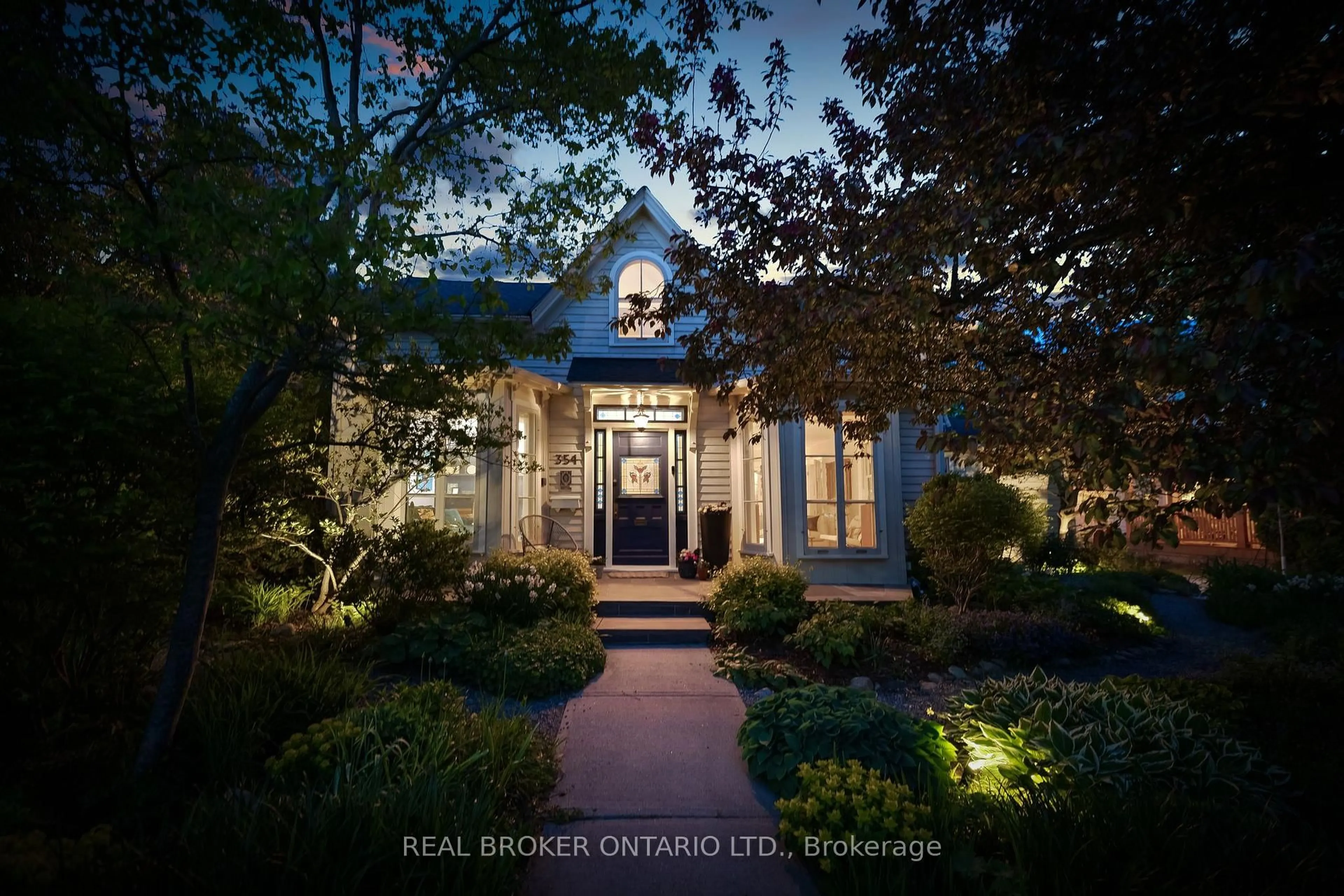 Indoor foyer for 354 College St, Cobourg Ontario K9A 3V6