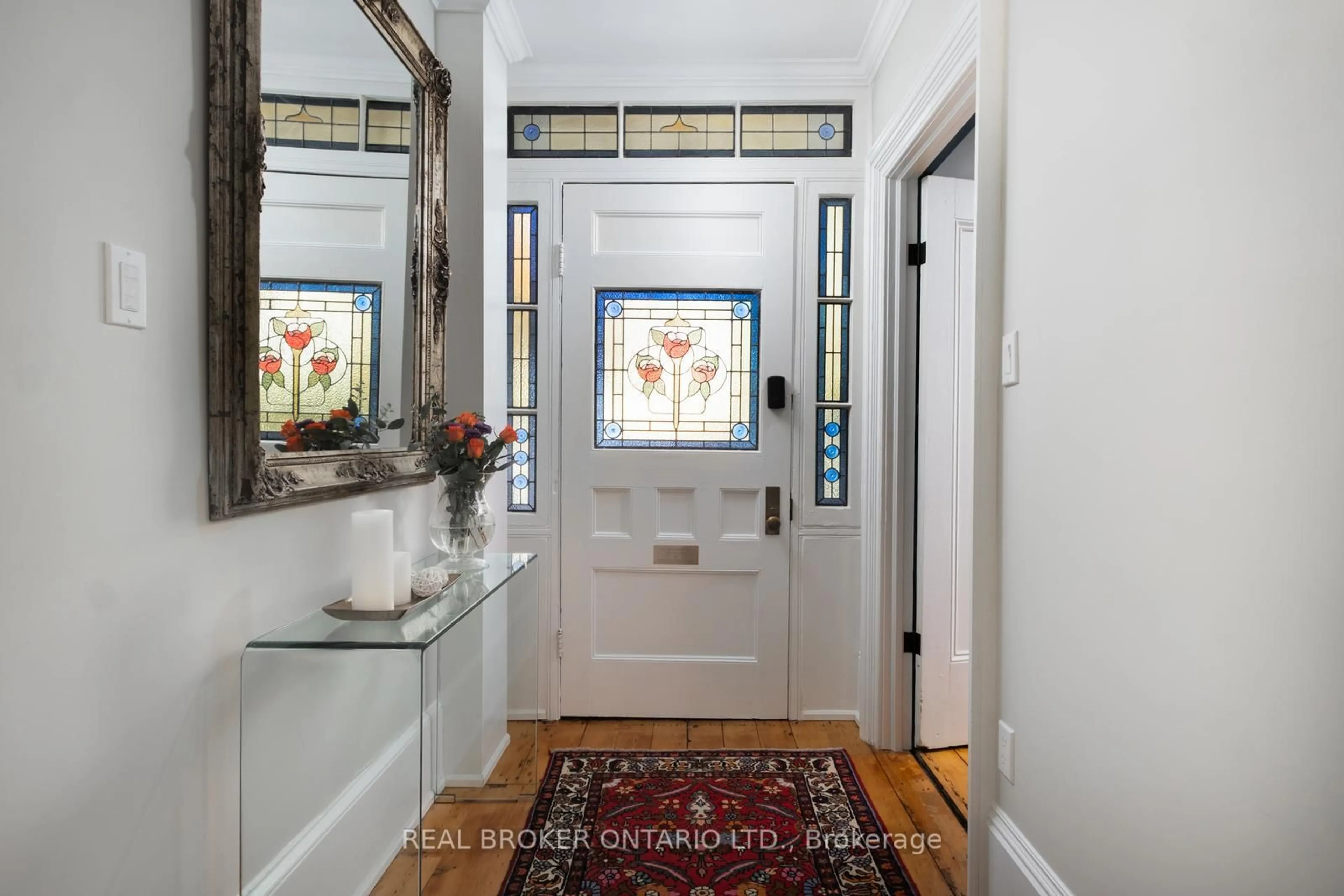 Indoor entryway for 354 College St, Cobourg Ontario K9A 3V6