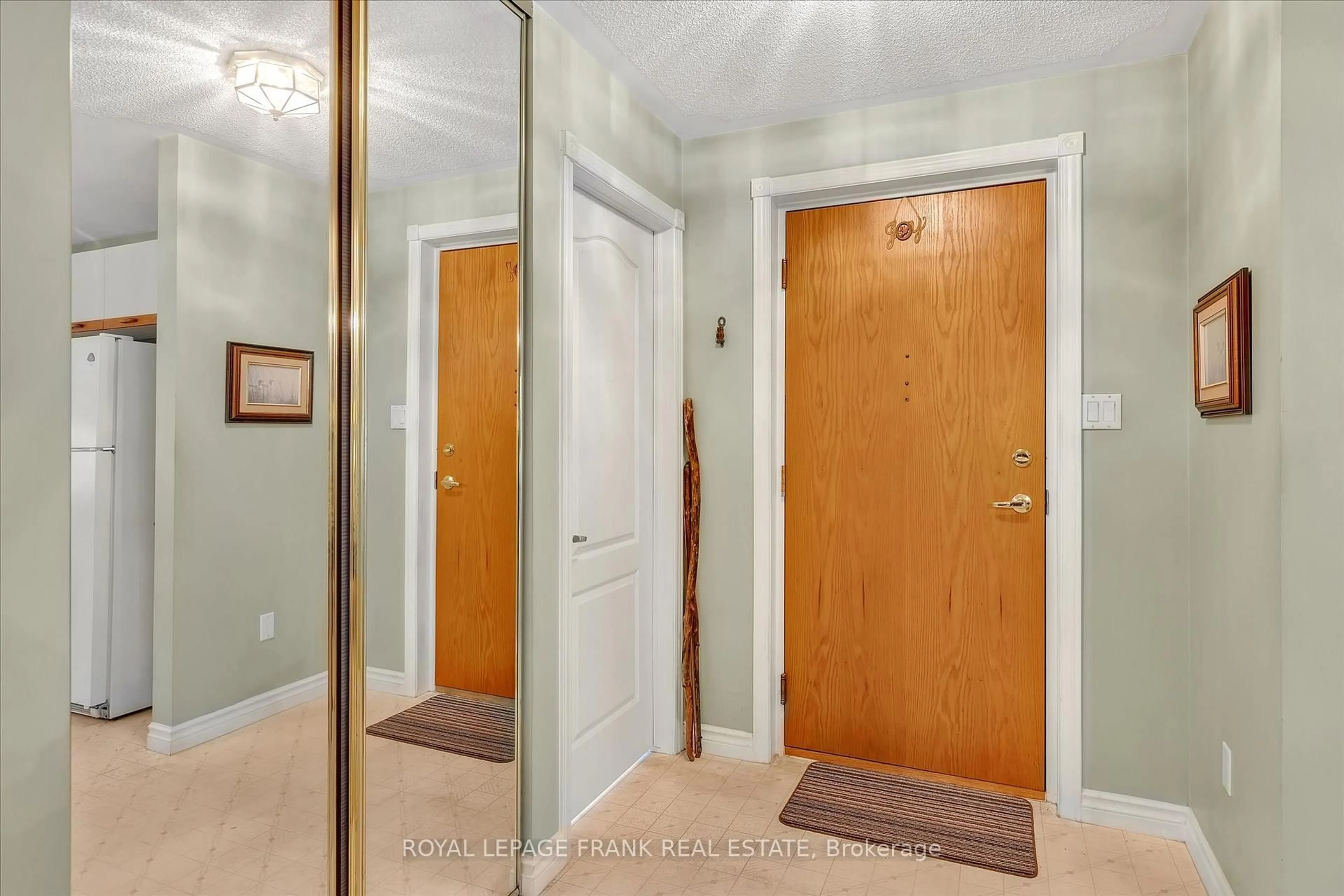 Indoor entryway for 695 Whitaker St #4, Peterborough East Ontario K9H 7K3