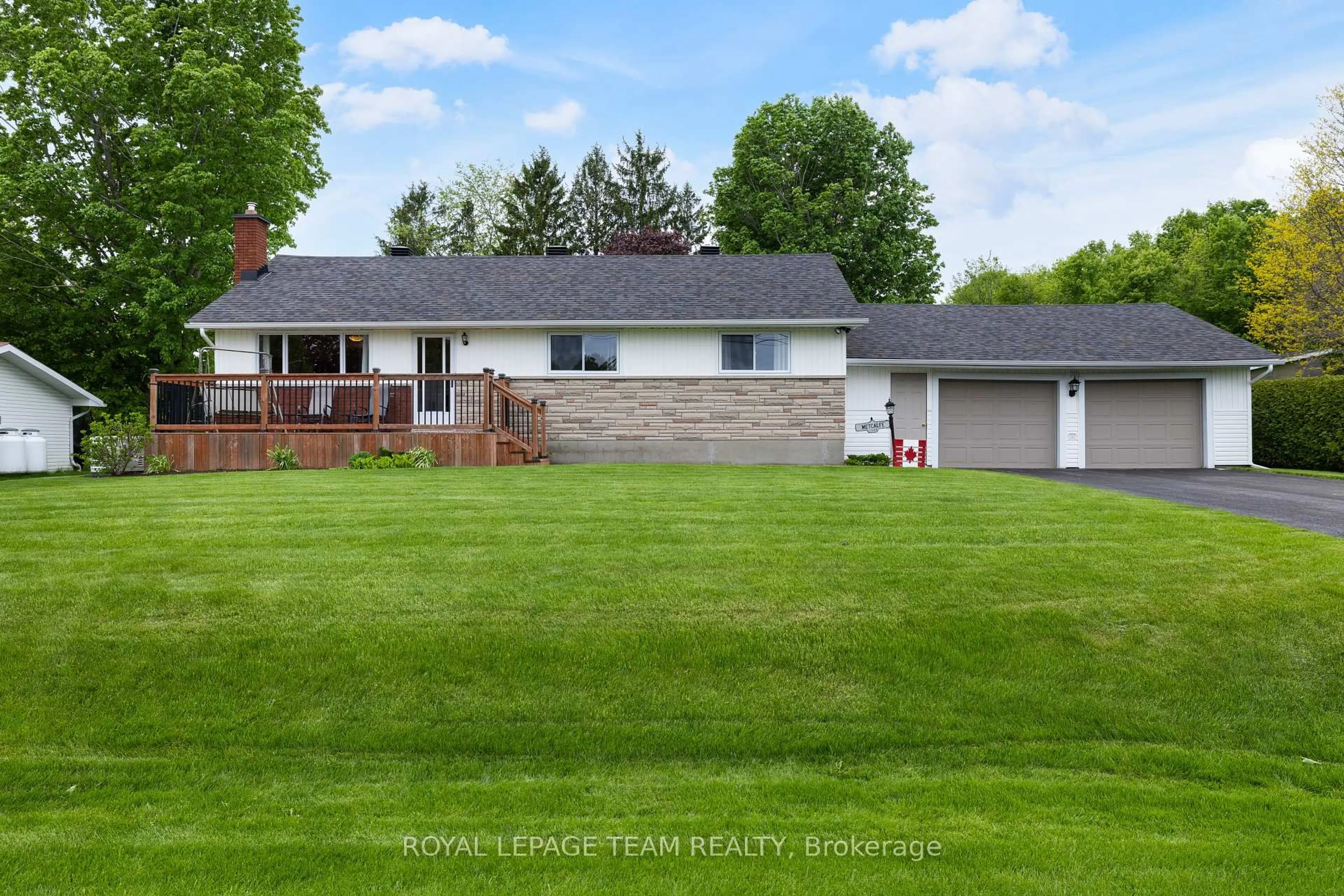Home with vinyl exterior material, unknown for 2608 Brentwood Ave, Metcalfe Ontario K0A 2P0