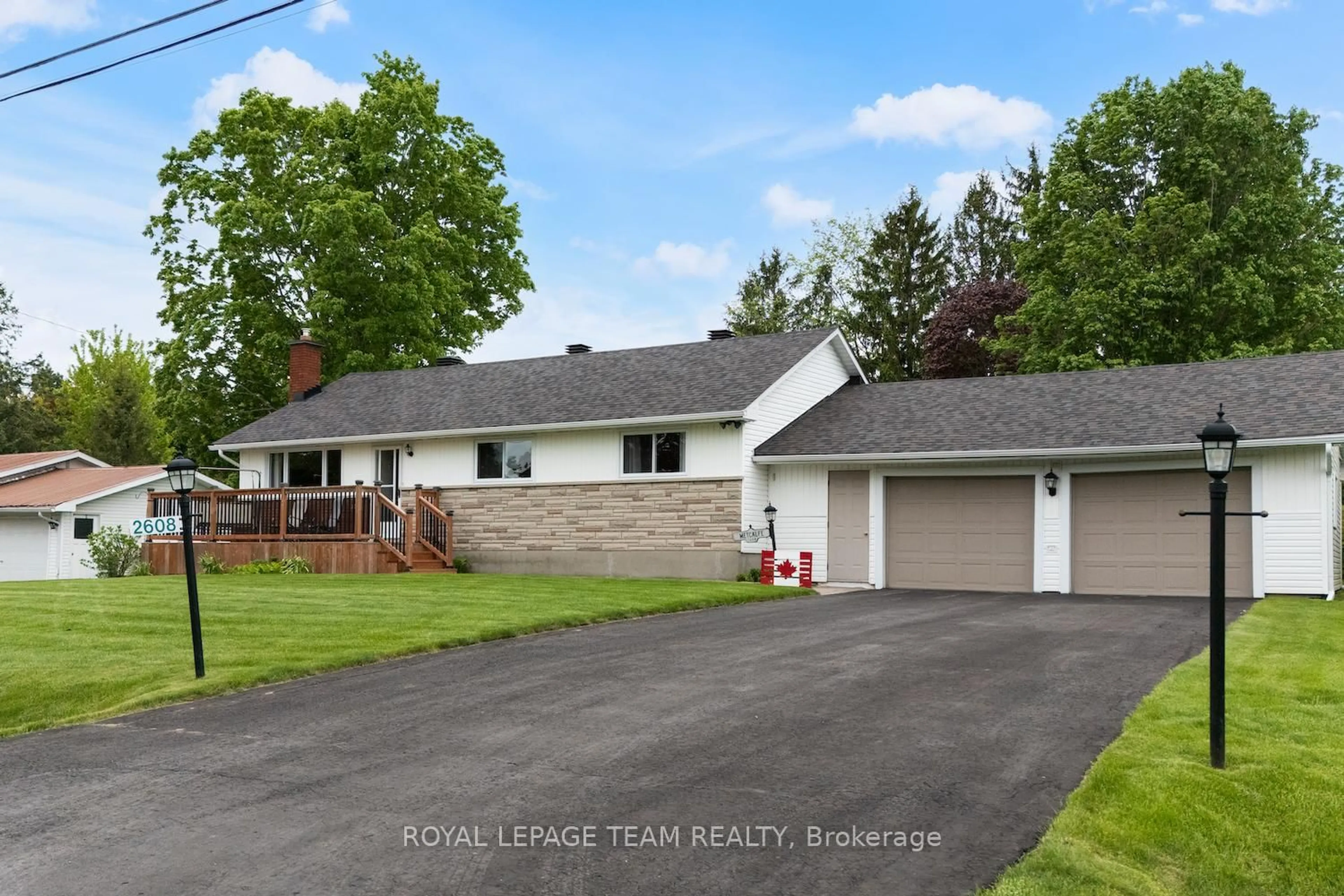 A pic from outside/outdoor area/front of a property/back of a property/a pic from drone, street for 2608 Brentwood Ave, Metcalfe Ontario K0A 2P0
