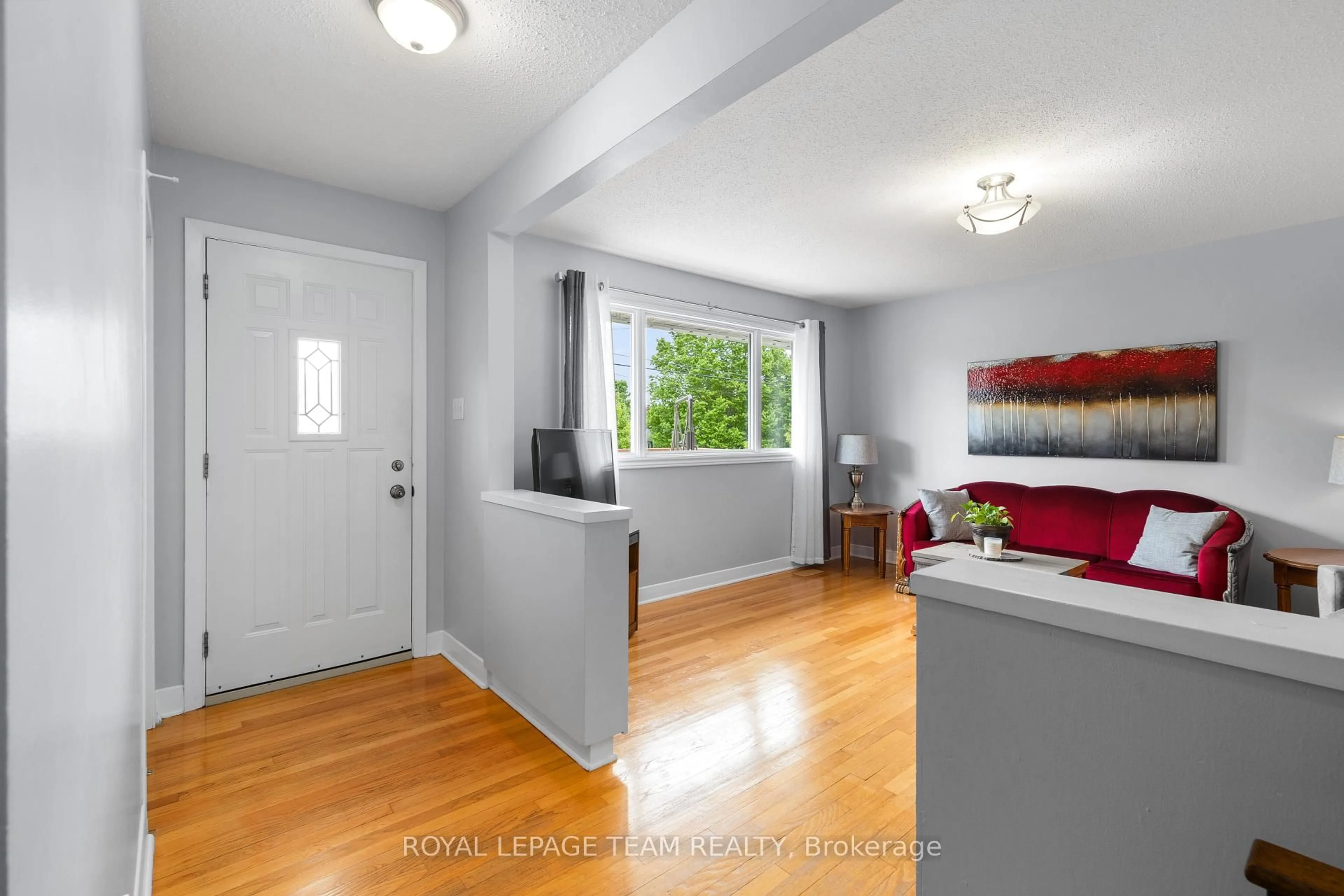 Indoor entryway for 2608 Brentwood Ave, Metcalfe Ontario K0A 2P0