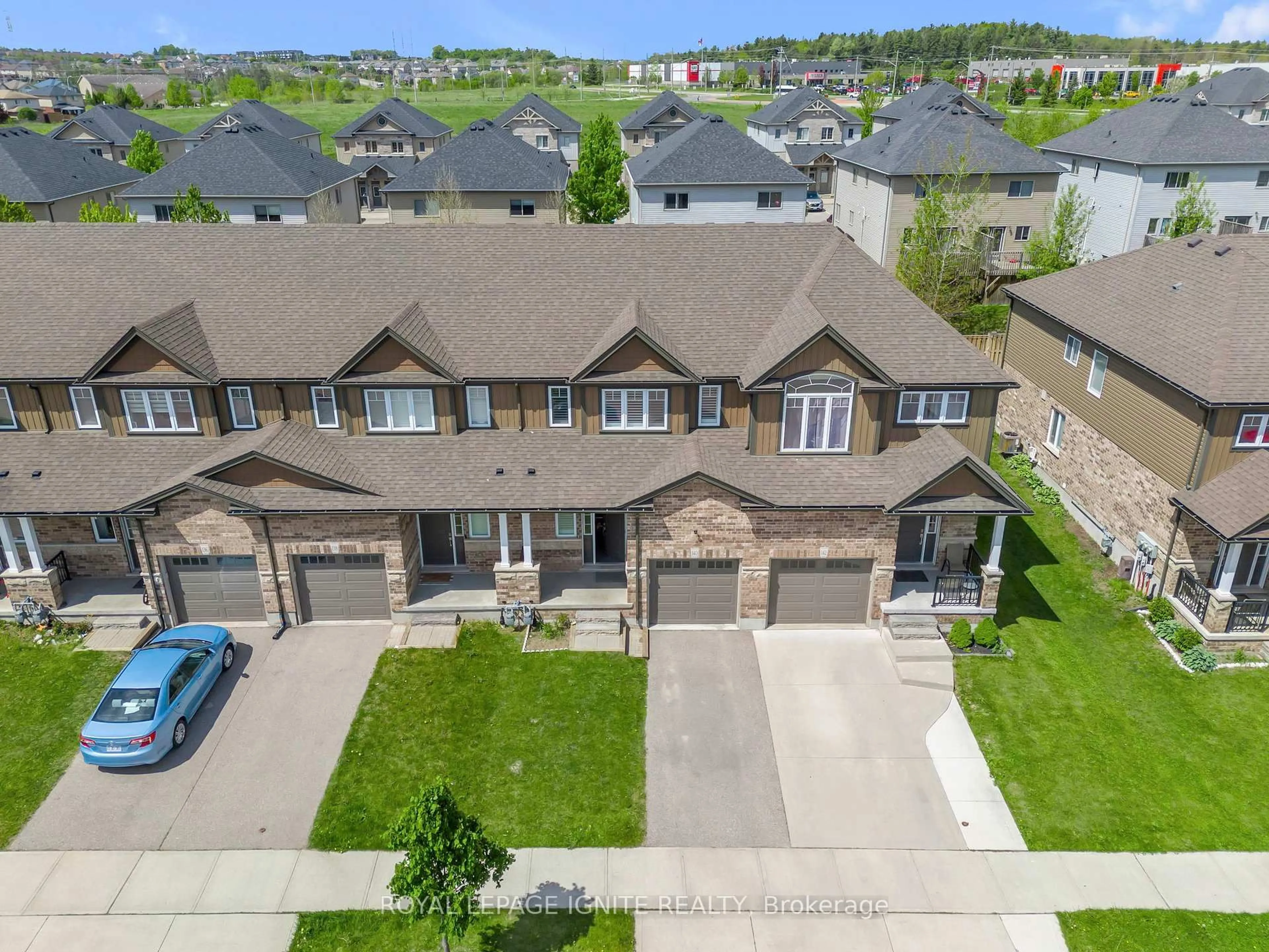 A pic from outside/outdoor area/front of a property/back of a property/a pic from drone, street for 140 Templewood Dr, Kitchener Ontario N2R 0H5