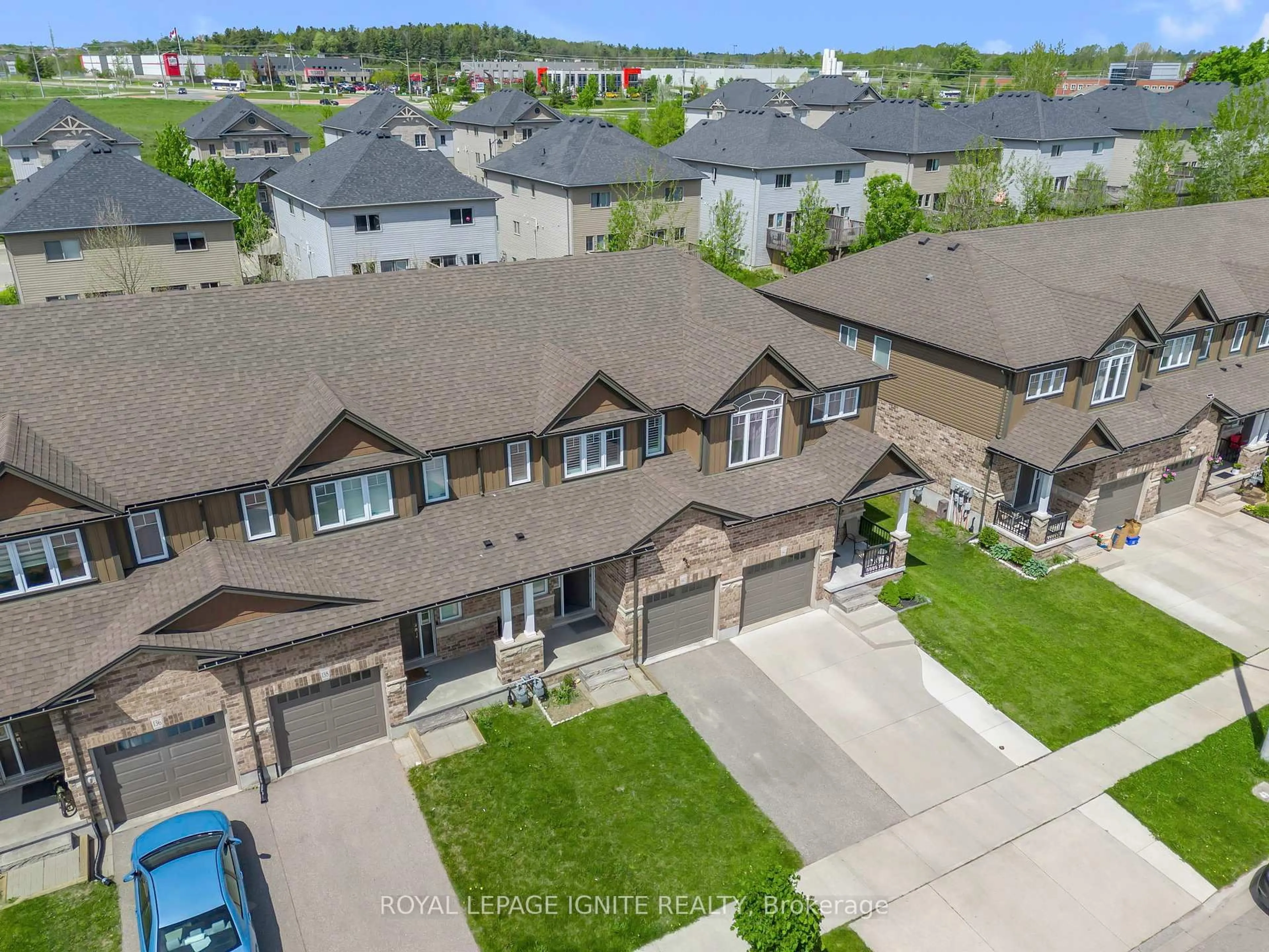A pic from outside/outdoor area/front of a property/back of a property/a pic from drone, street for 140 Templewood Dr, Kitchener Ontario N2R 0H5