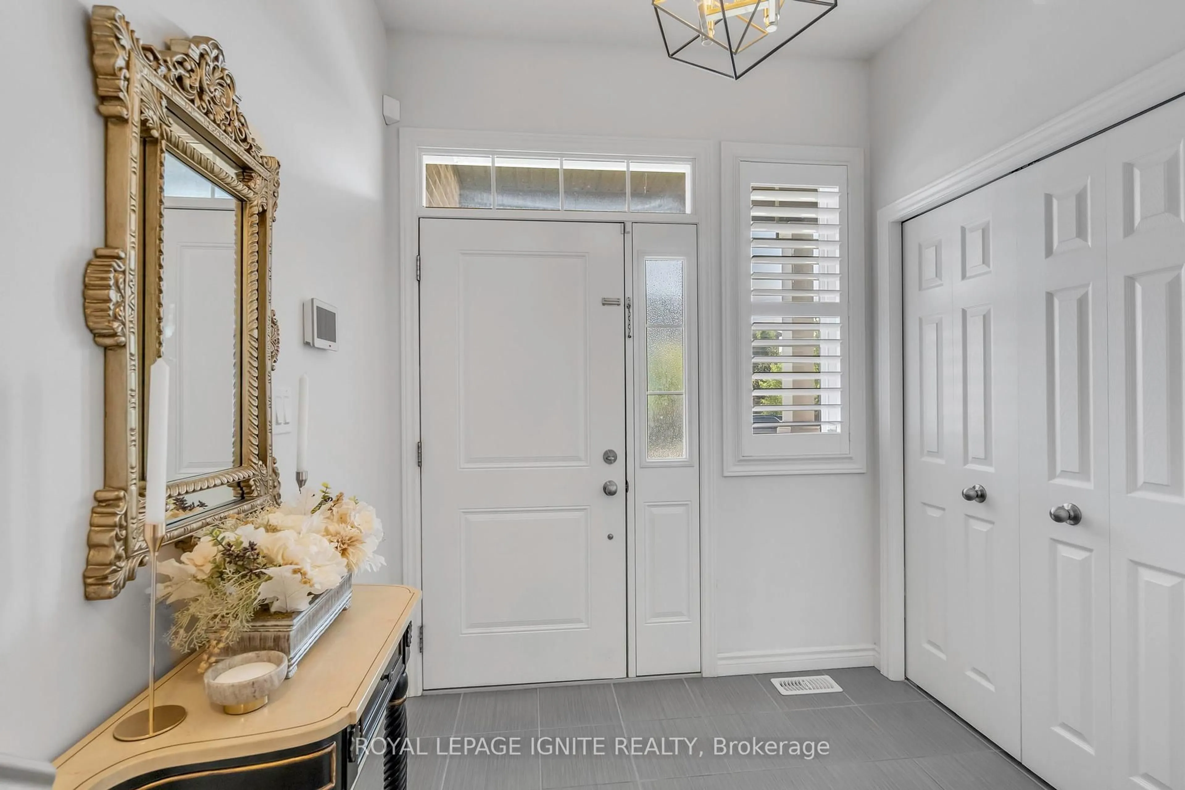 Indoor entryway for 140 Templewood Dr, Kitchener Ontario N2R 0H5