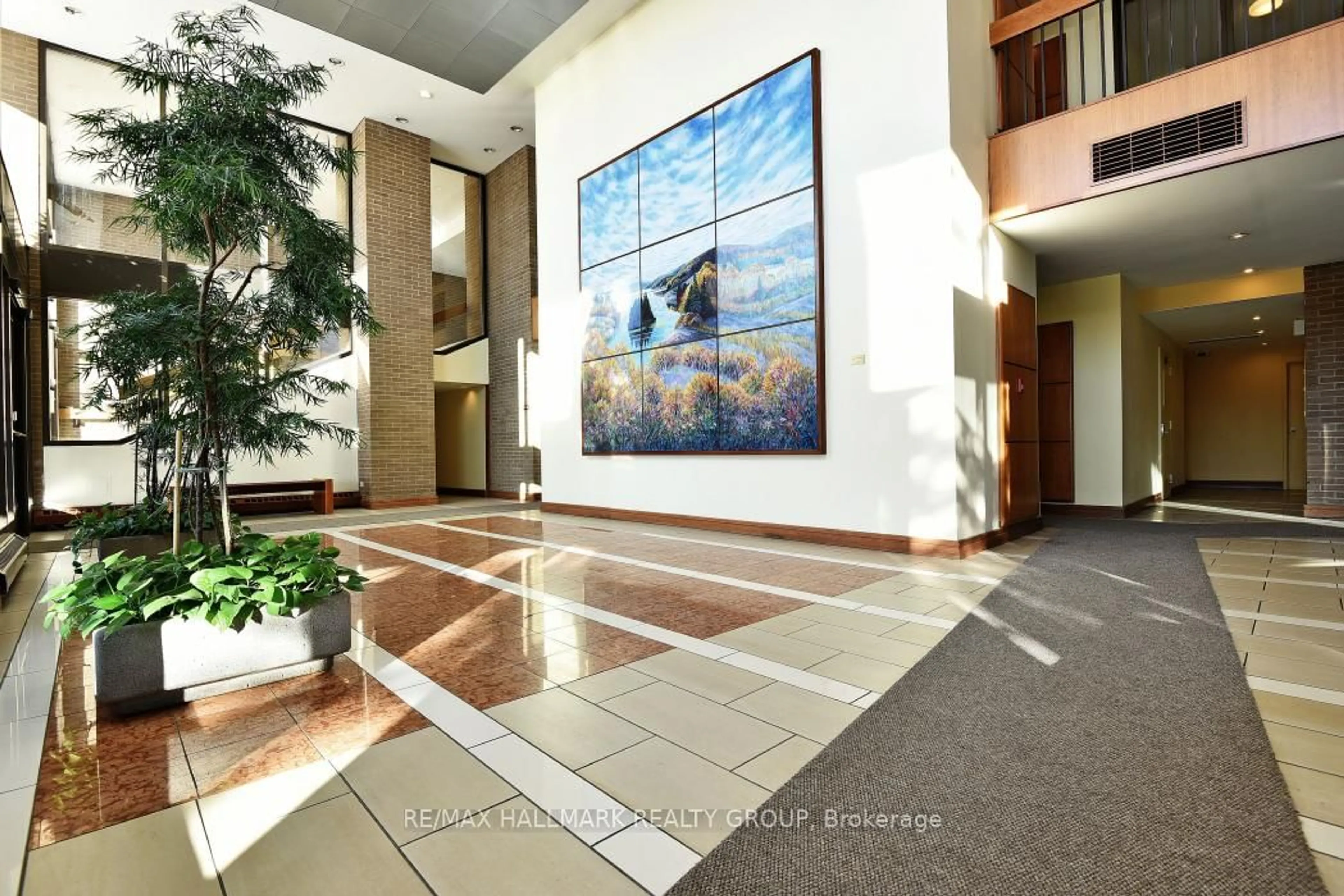 Indoor foyer for 515 St Laurent Blvd #2509/10, Ottawa Ontario K1K 3X5
