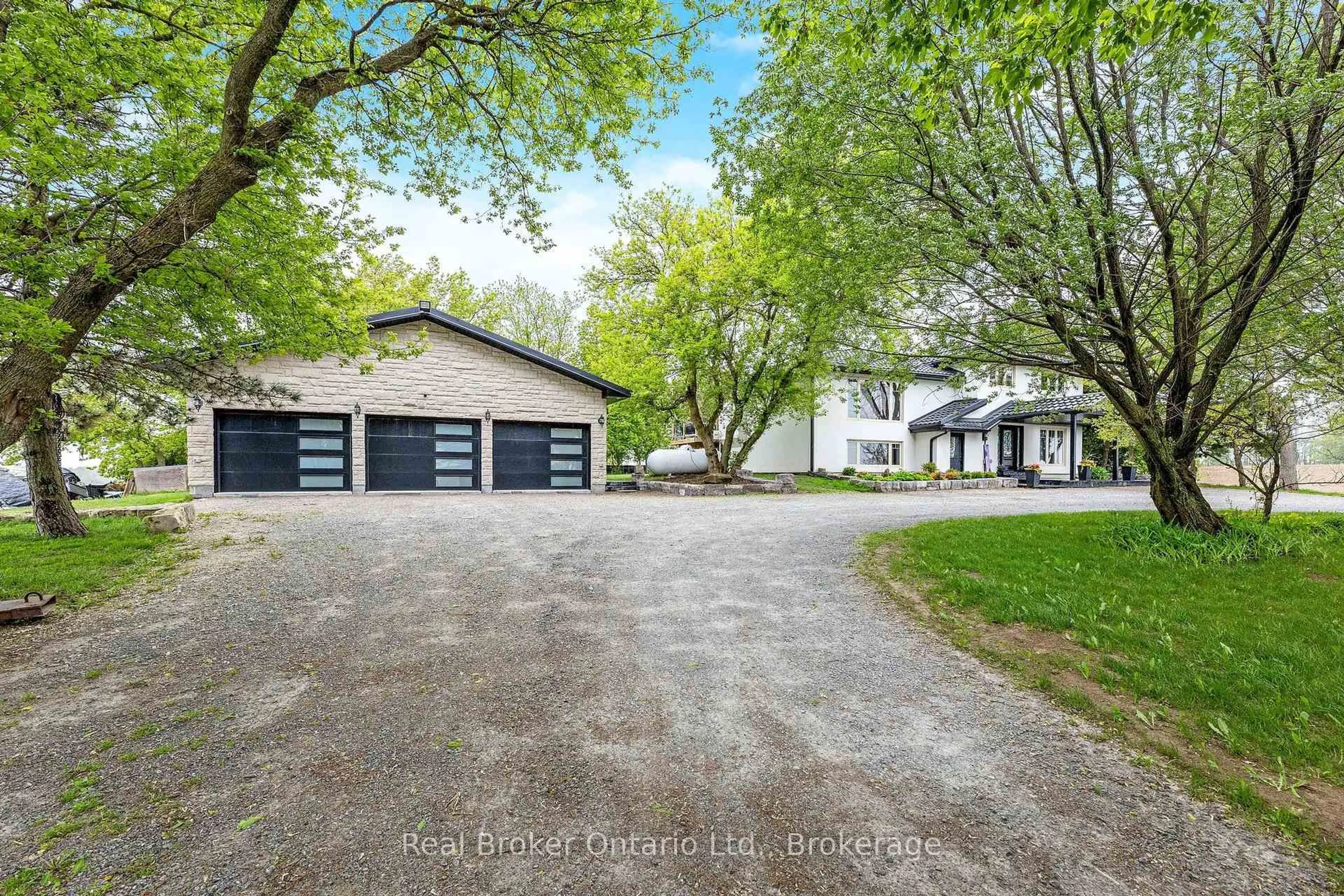 A pic from outside/outdoor area/front of a property/back of a property/a pic from drone, street for 5938 Trafalgar Rd, Erin Ontario N0B 1Z0
