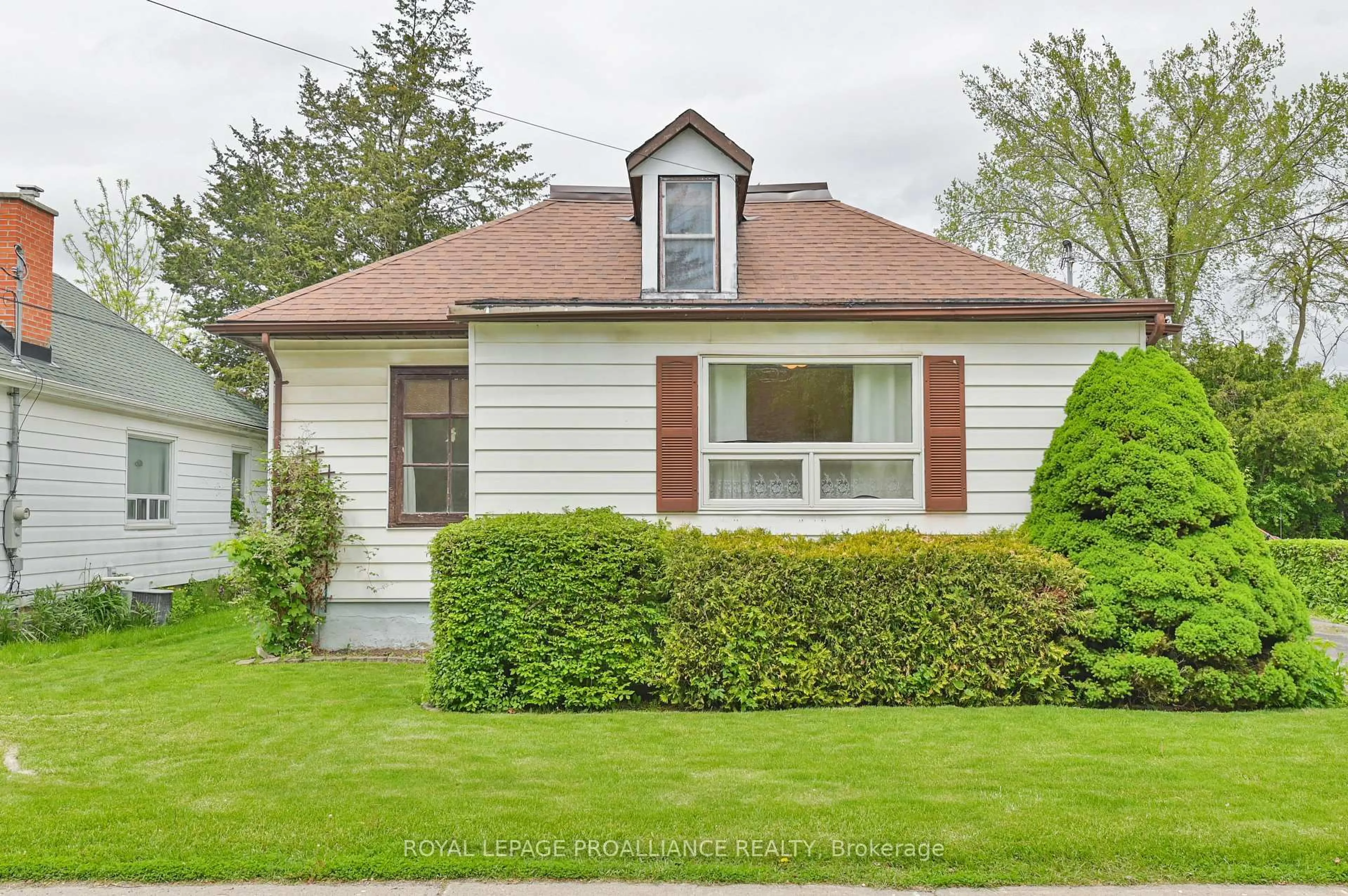 Home with vinyl exterior material, street for 26 Charlotte St, Belleville Ontario K8P 1E2