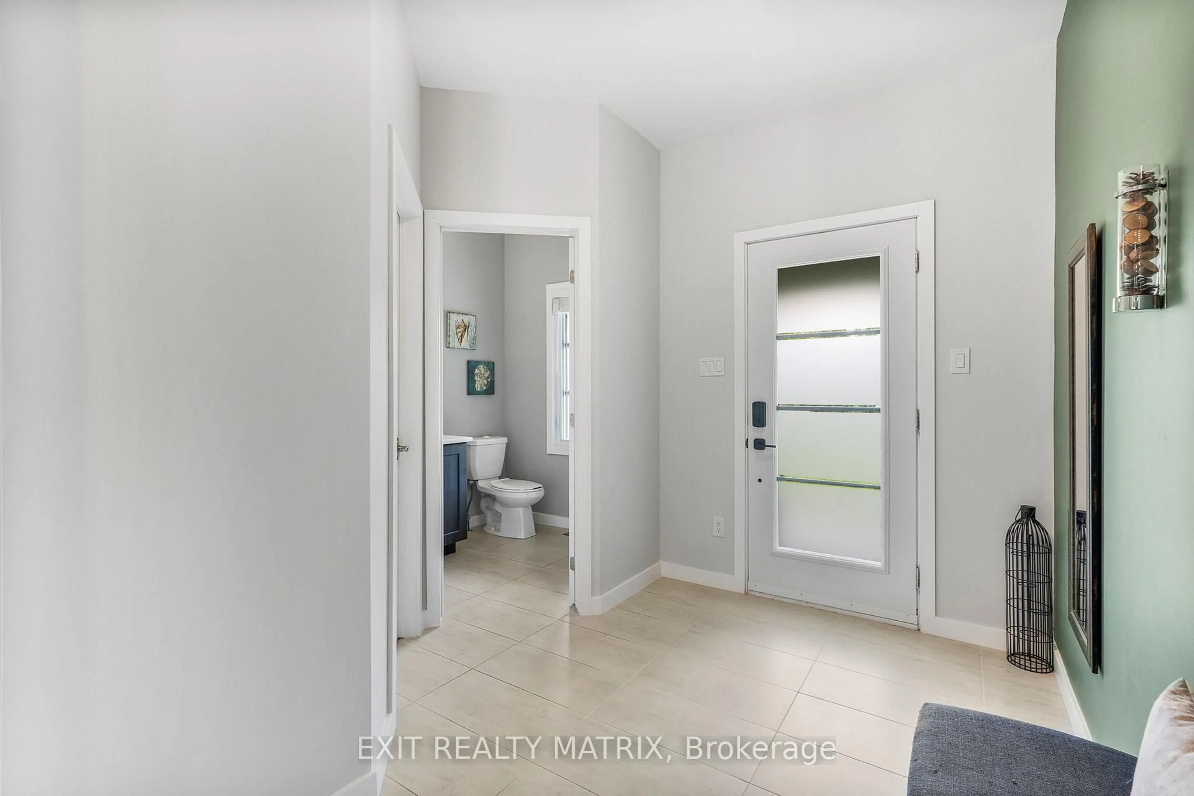 Indoor entryway for 1463 Vinette Rd, Clarence-Rockland Ontario K0A 1N0