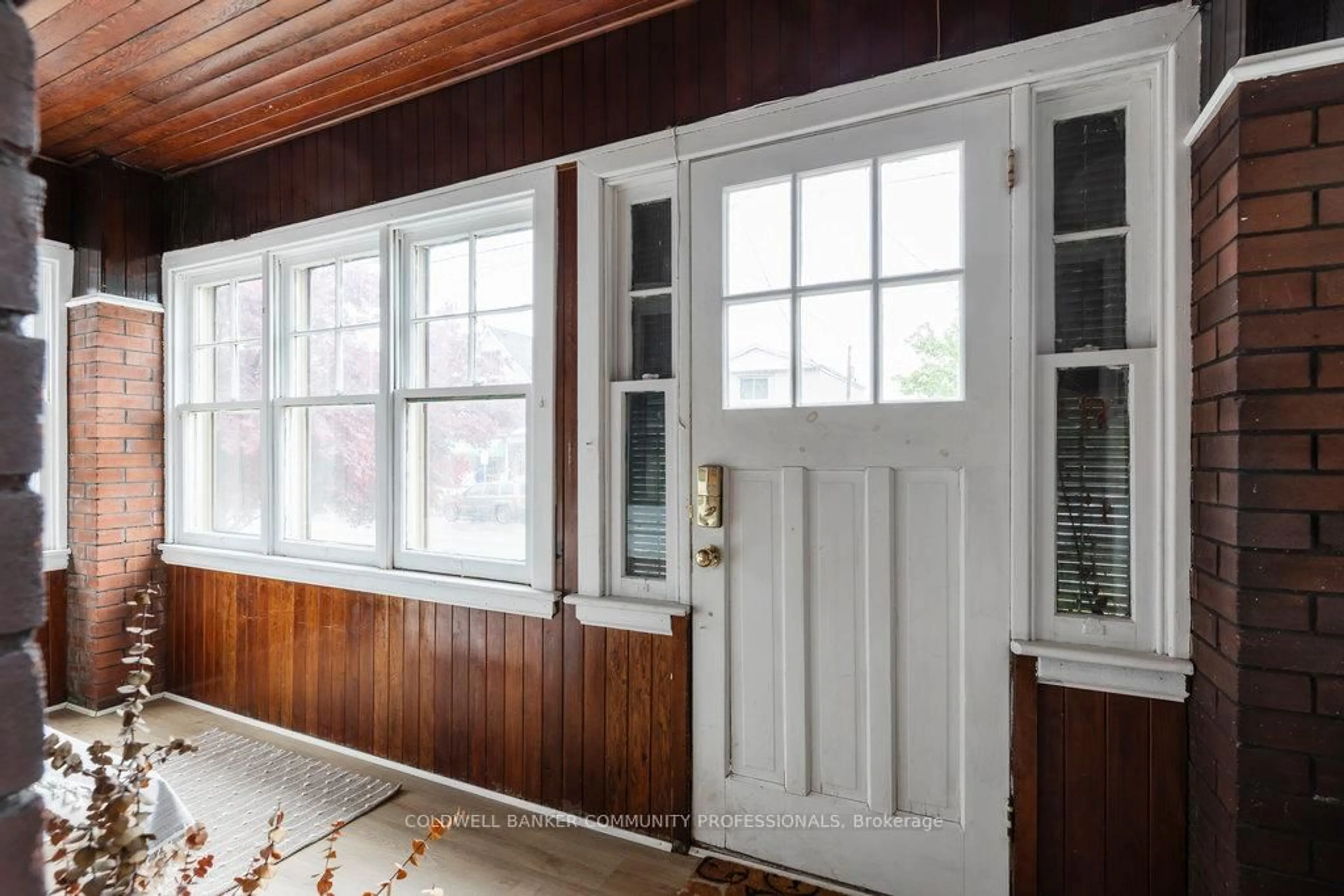 Indoor entryway for 203 Locke St, Hamilton Ontario L8R 3B1