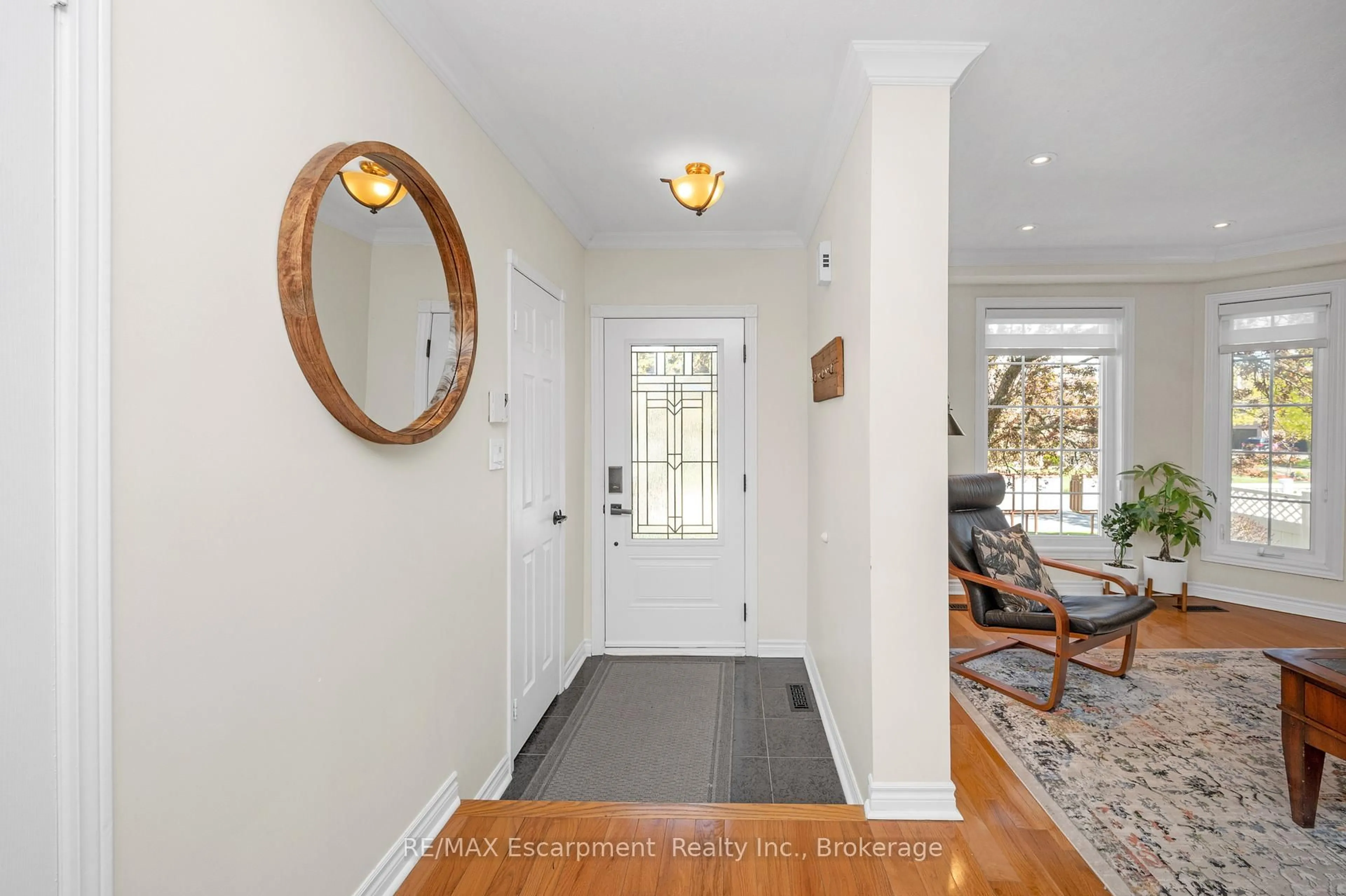 Indoor entryway for 22 Waterford Cres, Hamilton Ontario L8E 4Z9